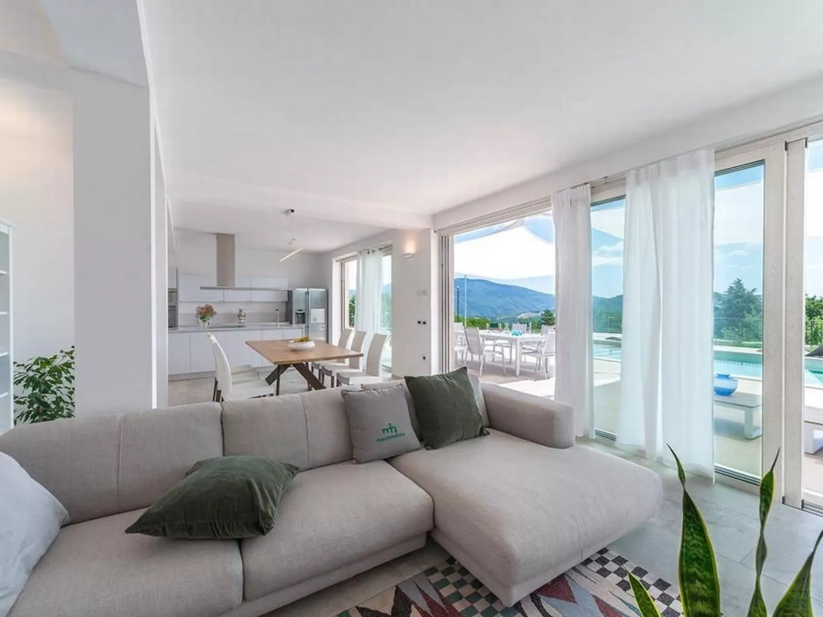 Villa Montefalcone, Außen- und Innenpool-Binnen