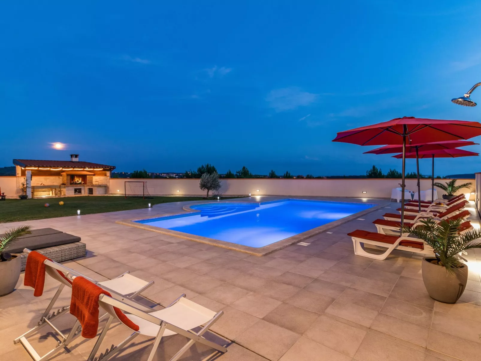 Nettes Ferienhaus in Pomer mit Privatem Pool-Buiten