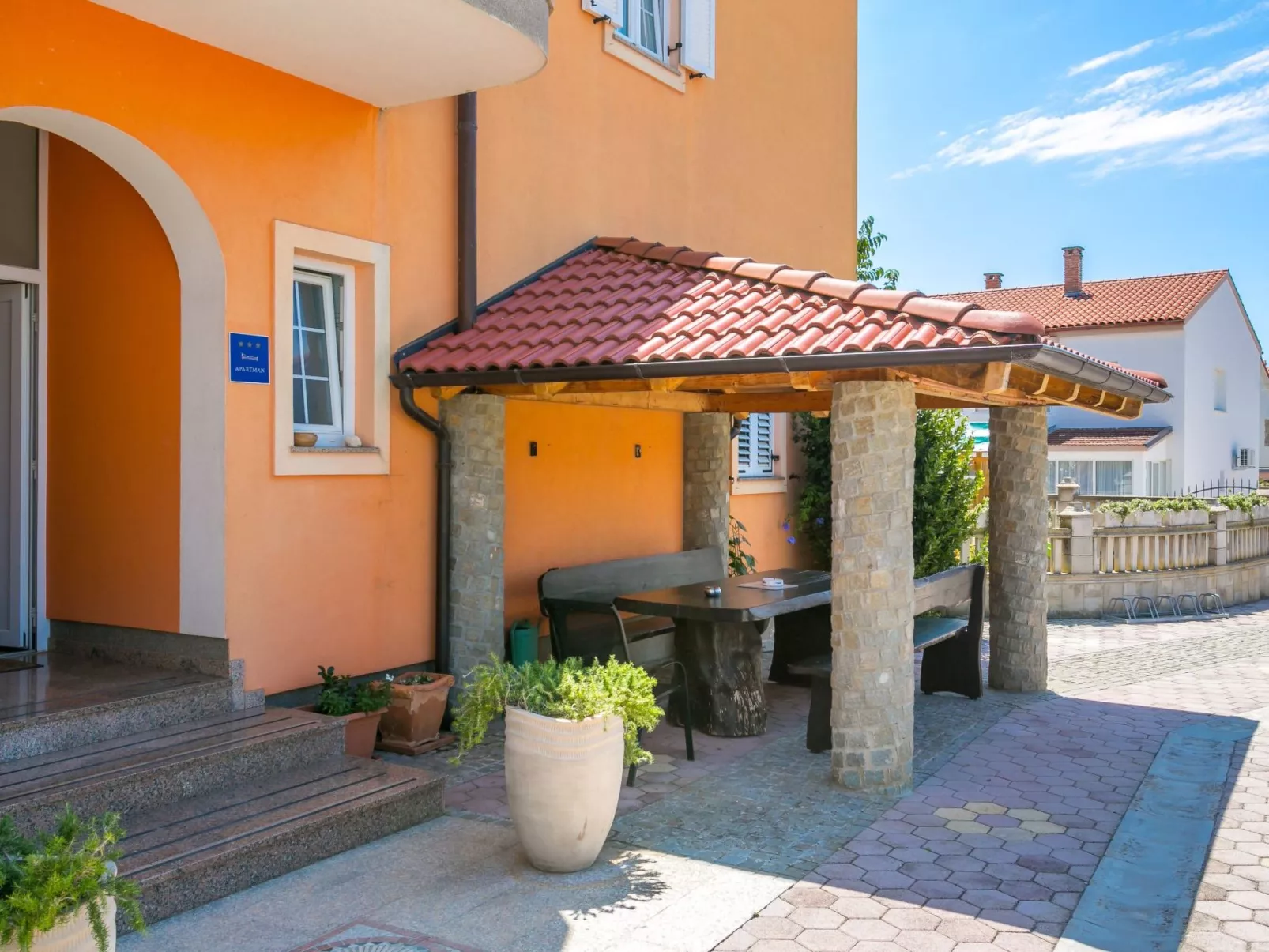 Angenehme Wohnung mit Terrasse und Barbecue-Buiten