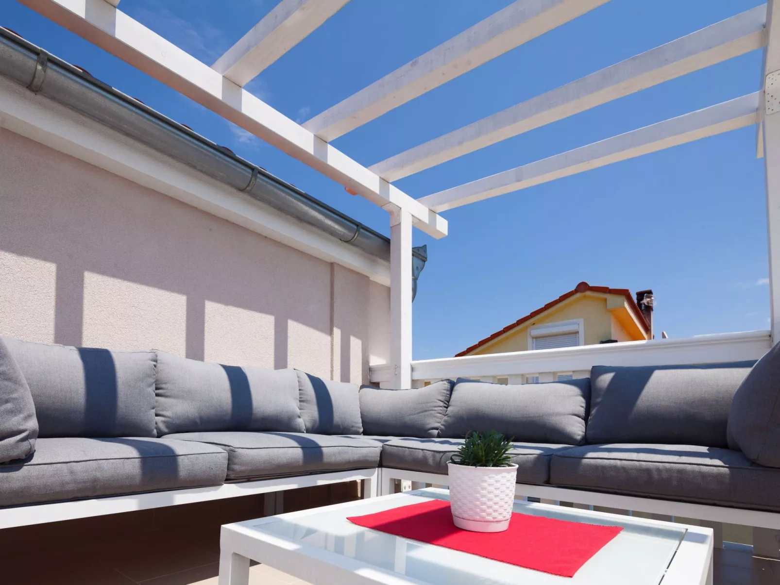 Ema Red mit Jacuzzi-Buiten