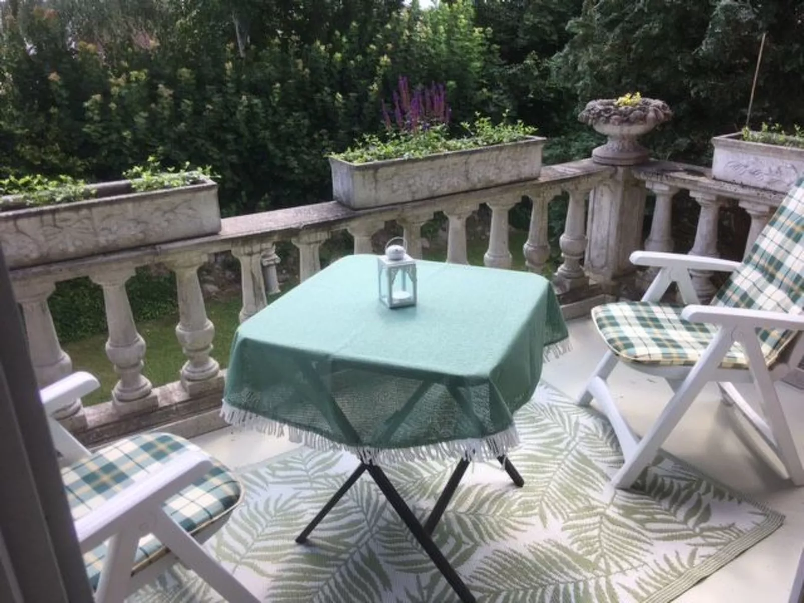 Modernisierte Ferienwohnung mit Balkon-Buiten