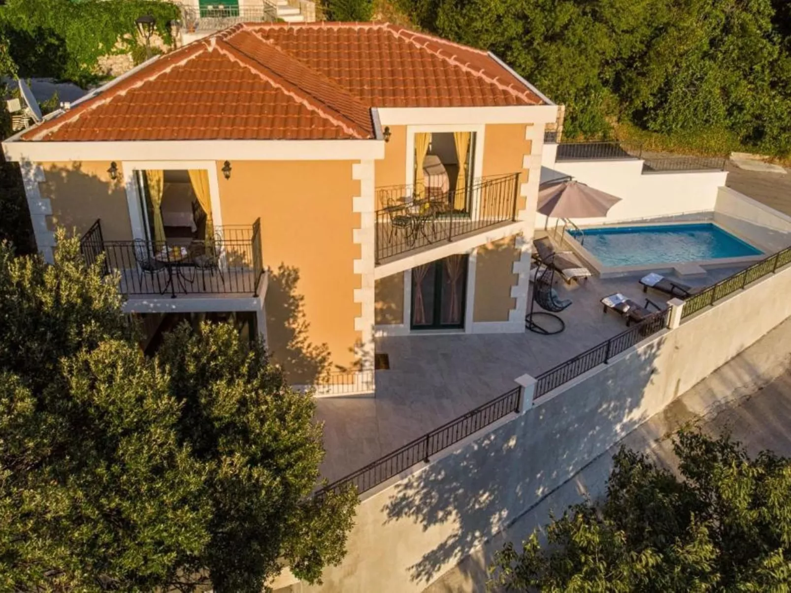 "Paola" mit eigenem Pool-Image-tags.info