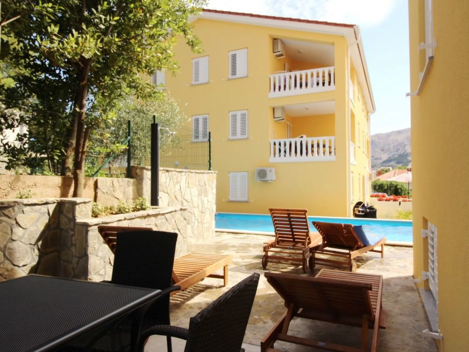Nettes Appartement in Baška mit Gemeinsamer Terrasse-Buiten