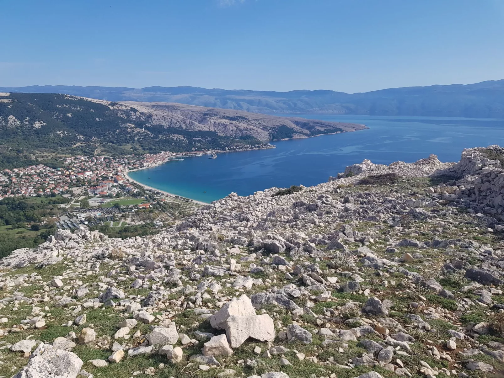 Appartement in Baška mit Grill - Buiten