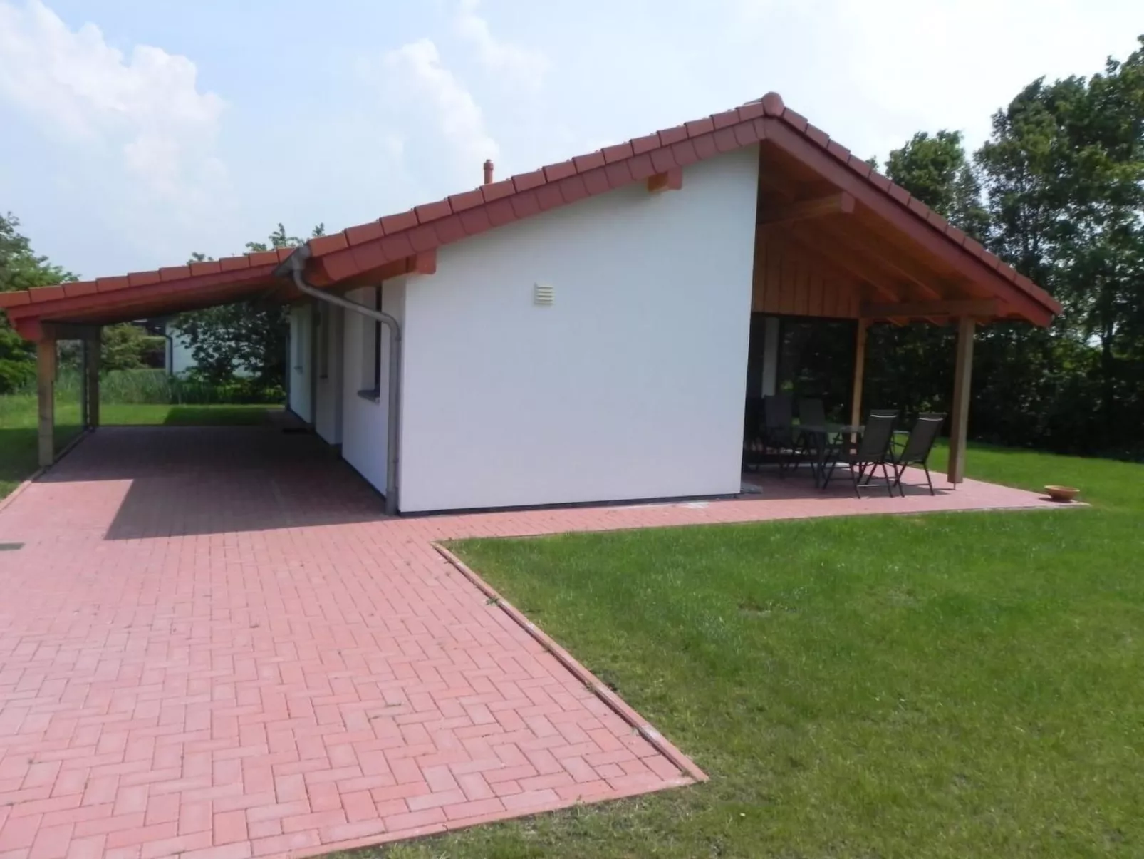 E18 Ferienhaus mit Garten und Terrasse-Buiten