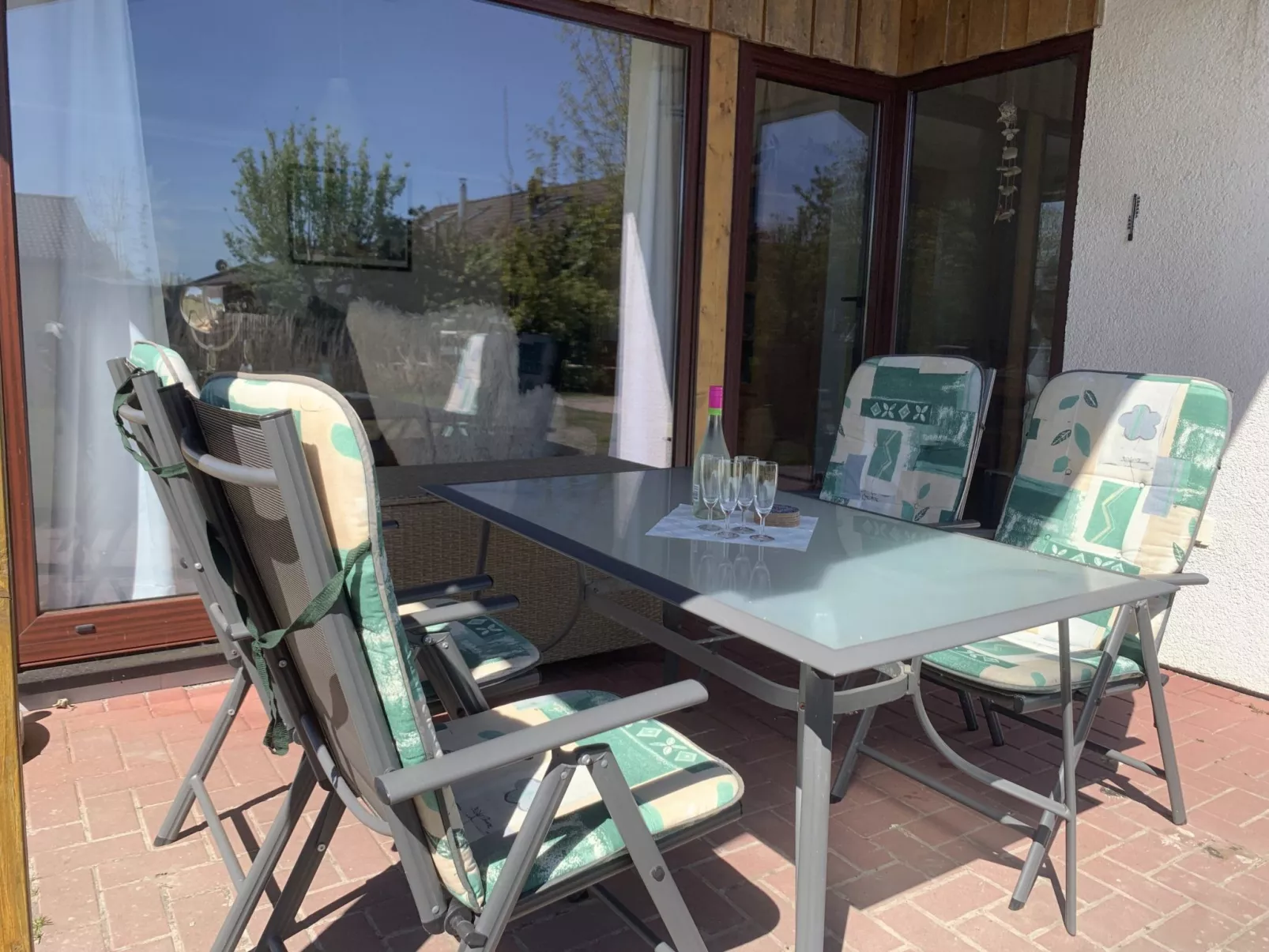 M1 Ferienhaus mit Garten, Terrasse und Carport-Buiten