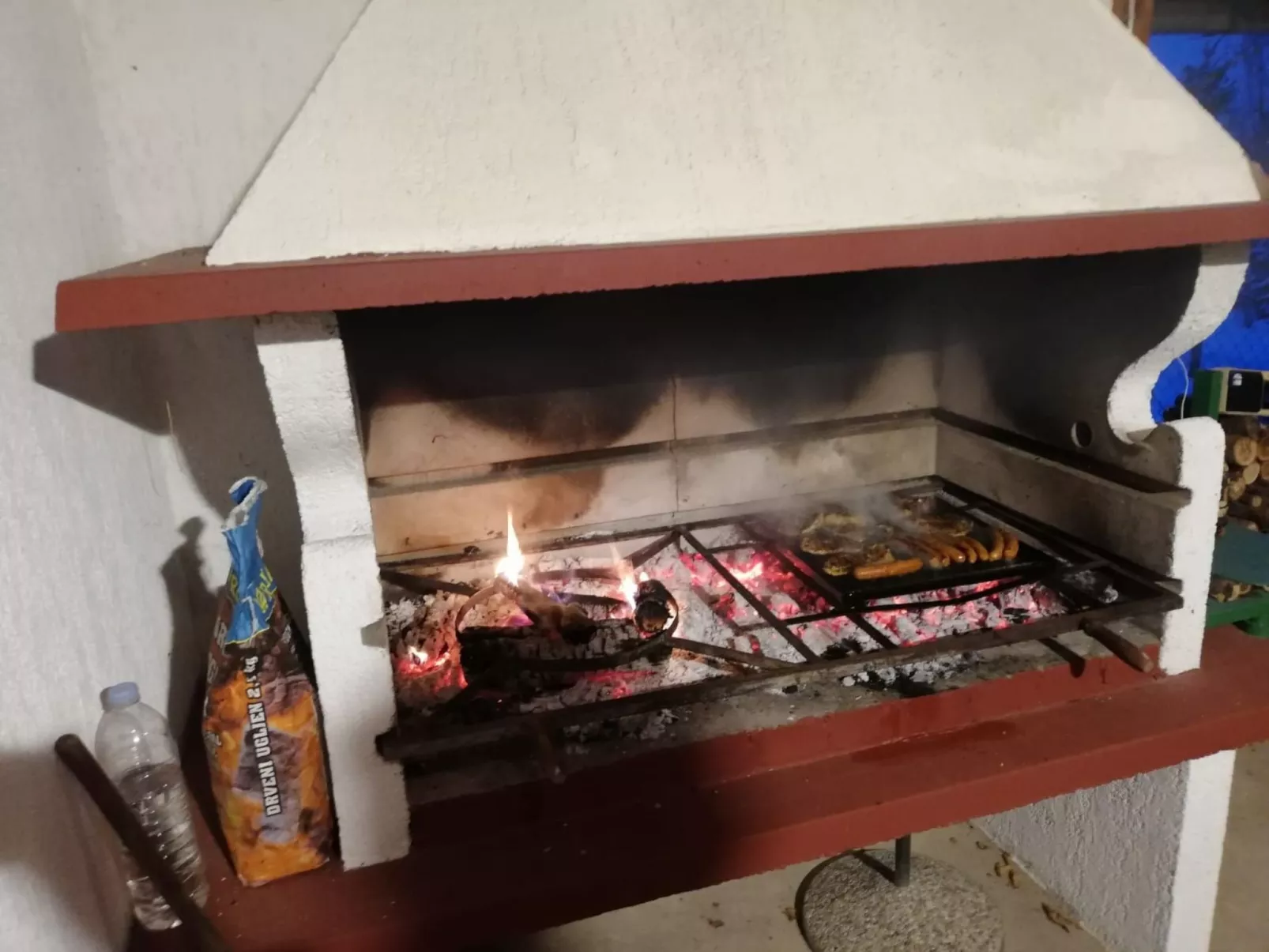 Hütte mit Garten, Grill und Terrasse-Buiten