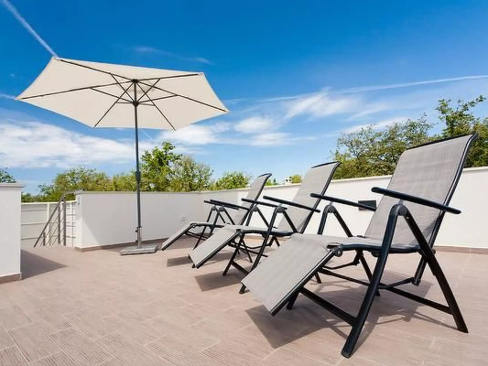 Designvilla mit Dachterrasse und Panoramablick-Buiten