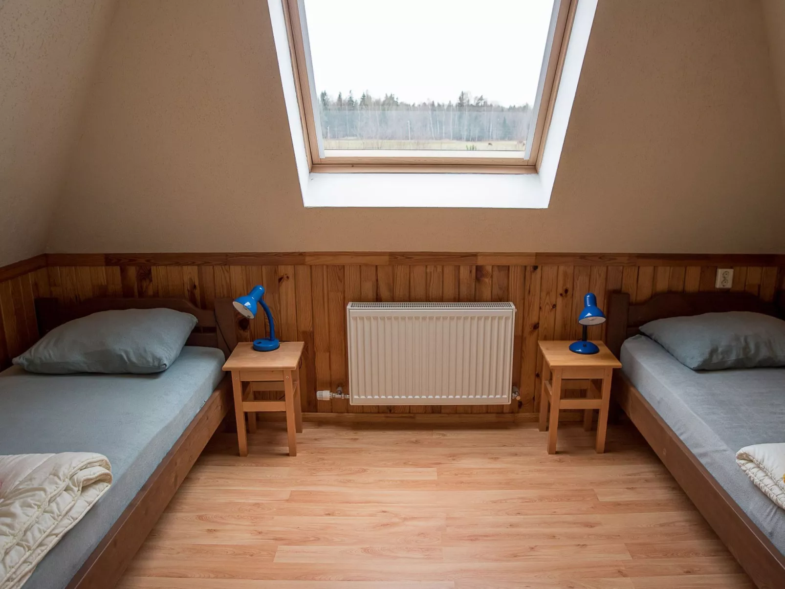 Fuchsbau in Waldnähe-Image-tags.info