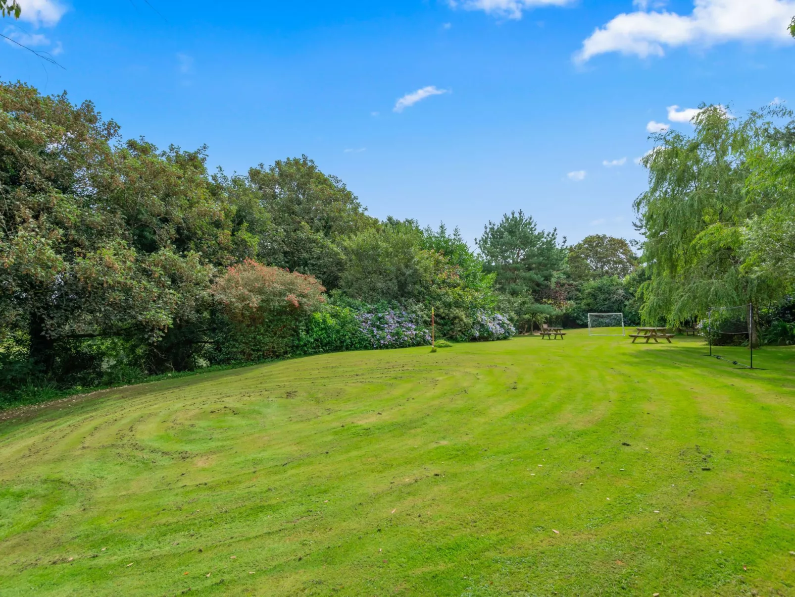Idyllisches Landhaus mit wunderschönem Garten-Buiten
