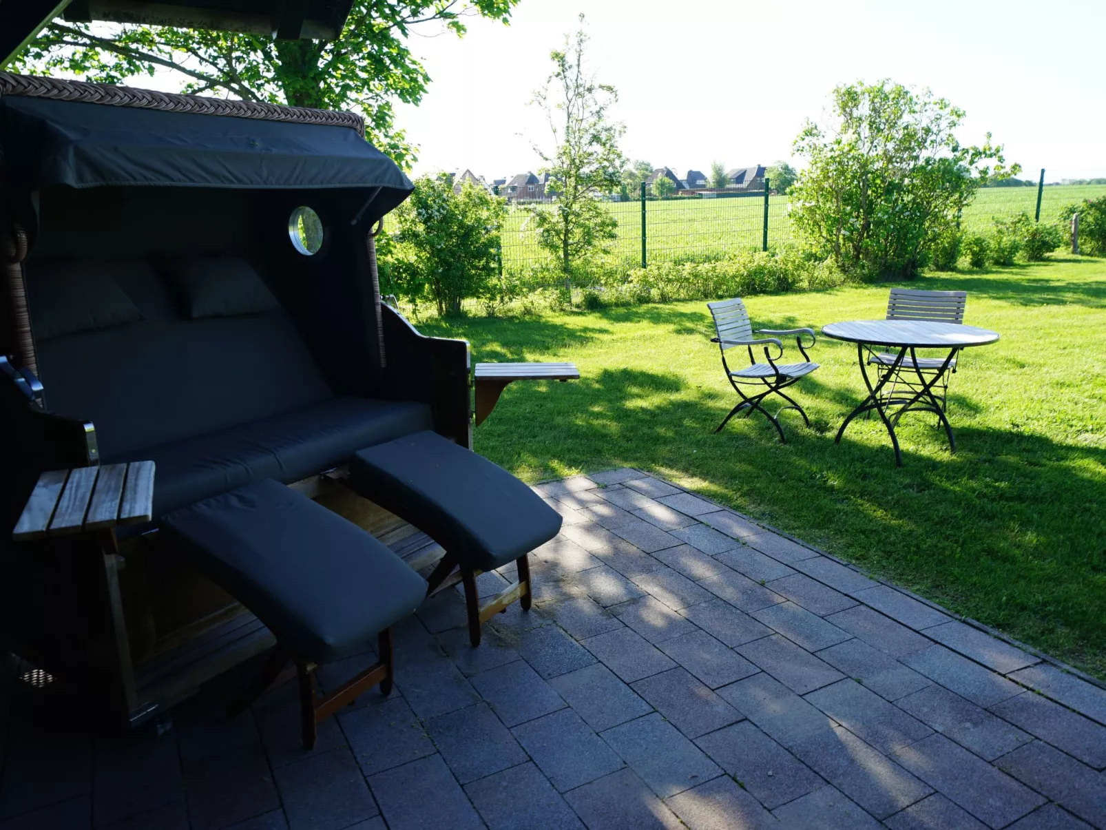 In Großmorsum mit Terrasse und Grill-Buiten