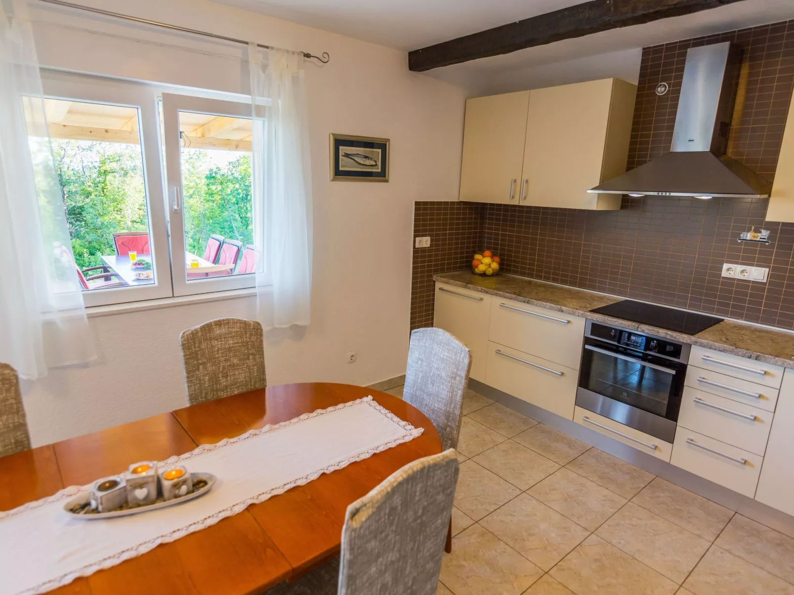 In Opanci mit beheiztem Pool, Parkplatz-Binnen