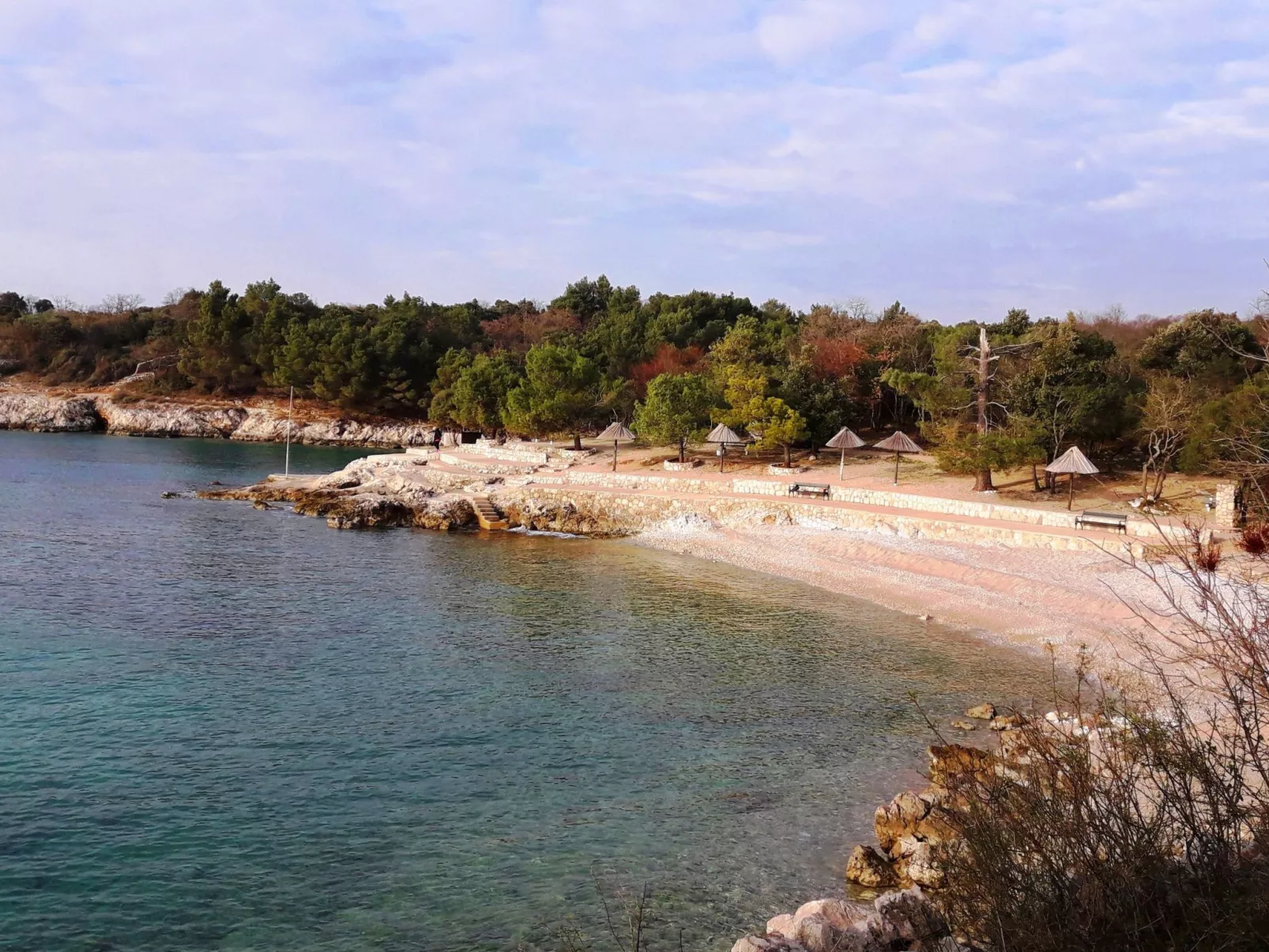 Gemütliches Ferienhaus in Pinezići mit großer Terrasse-Buiten