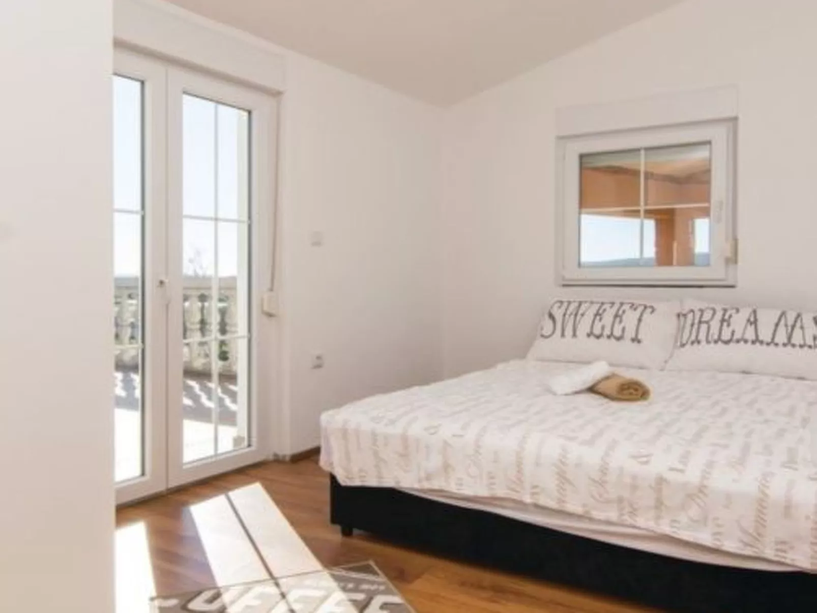 Laura mit Pool-Binnen