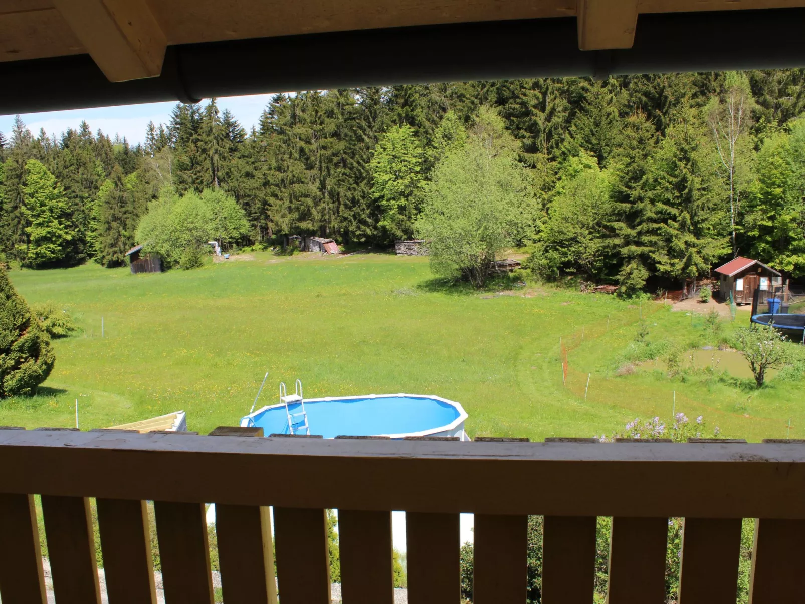 Mit Kaminofen, Fitnessraum und Sauna-Buiten