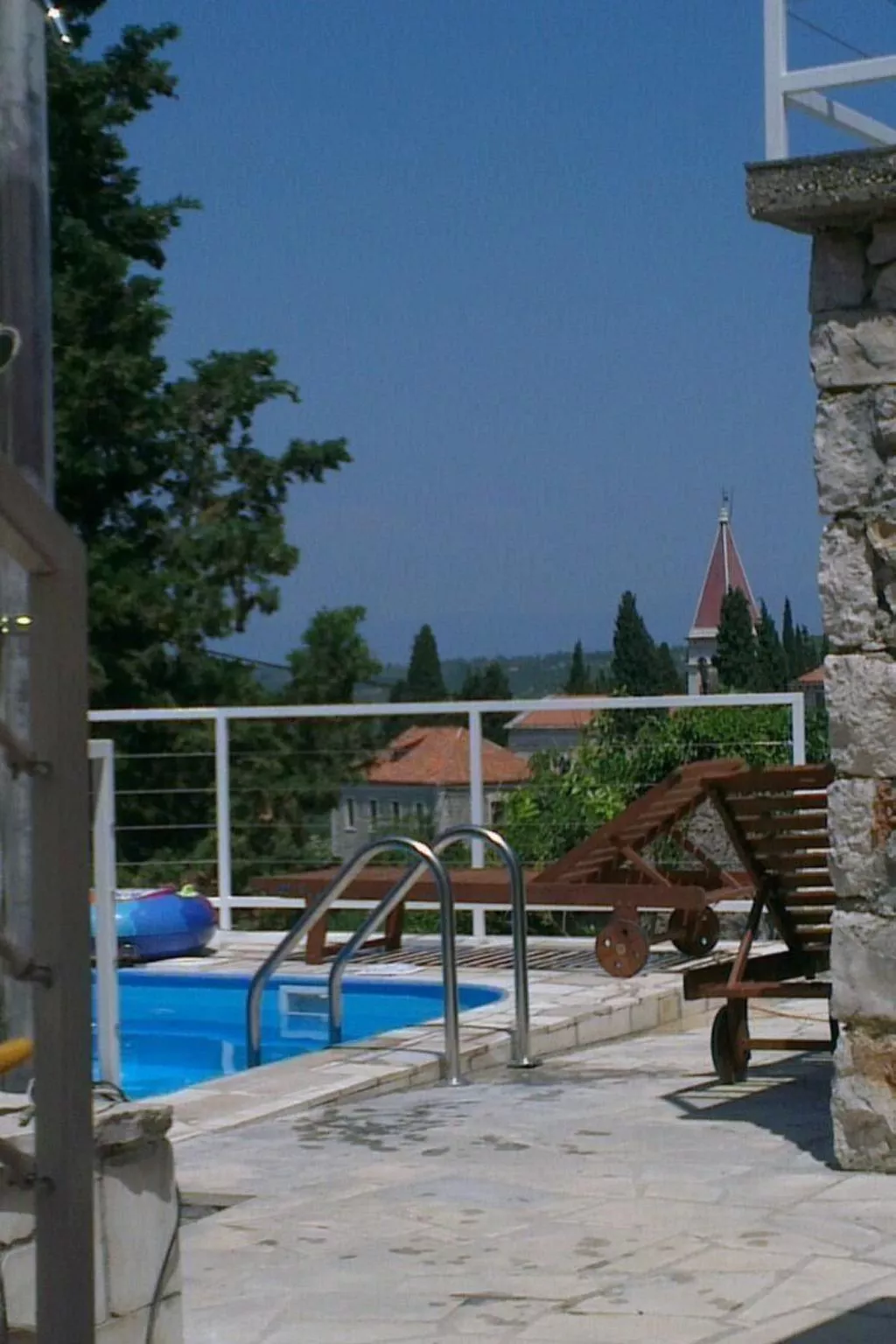 Charmantes Steinhaus mit Pool und Panoramablick-Buiten