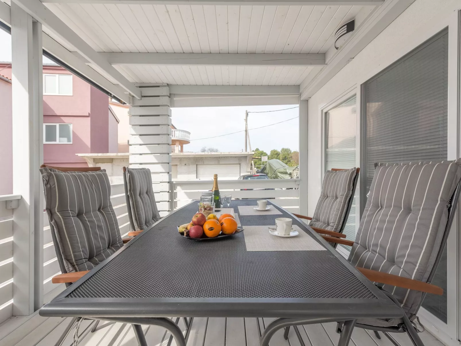 MH Summer Home-Buiten