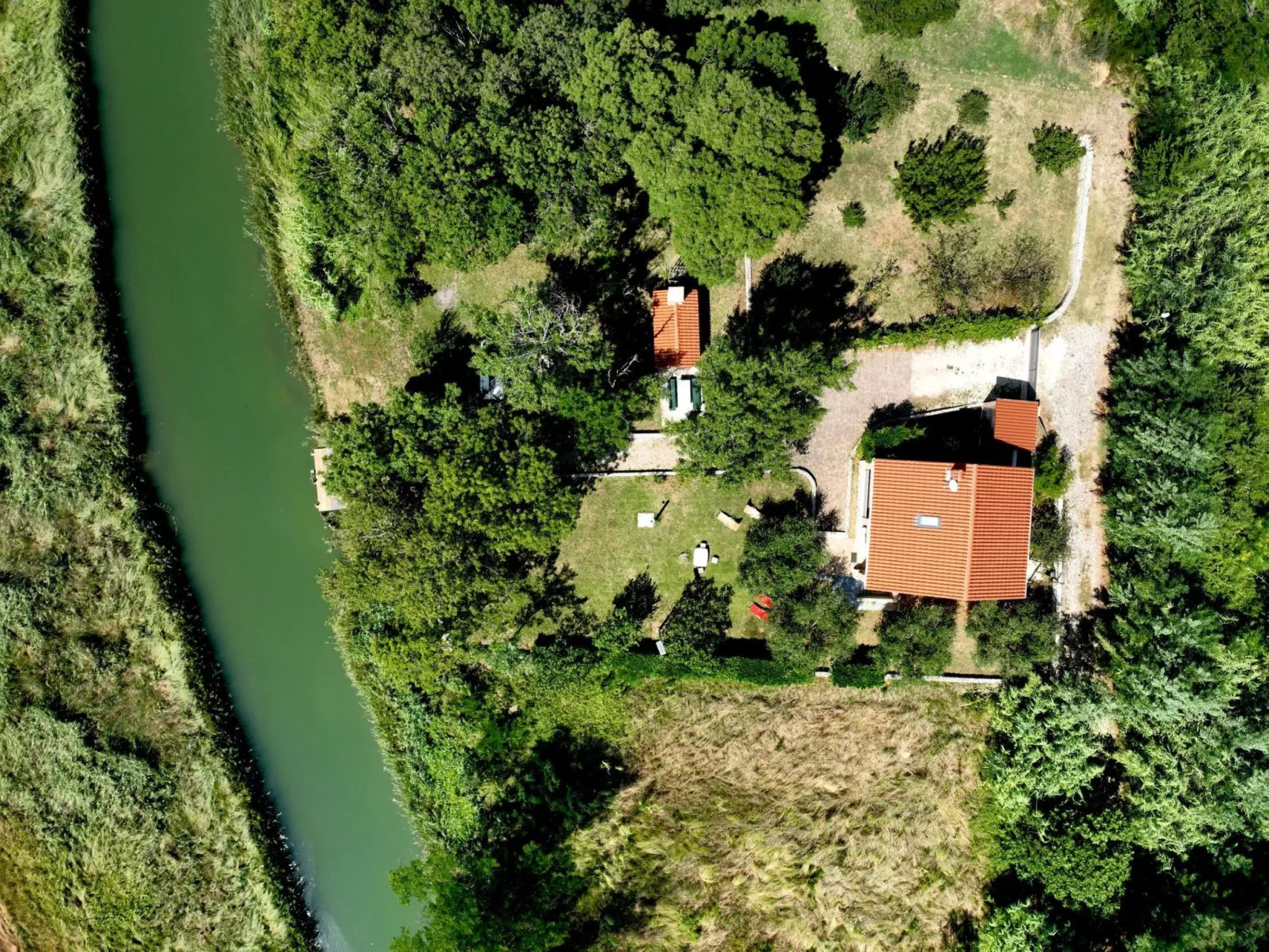 Am Fluss gelegenes Haus mit Galerieschlafplätzen-Buiten