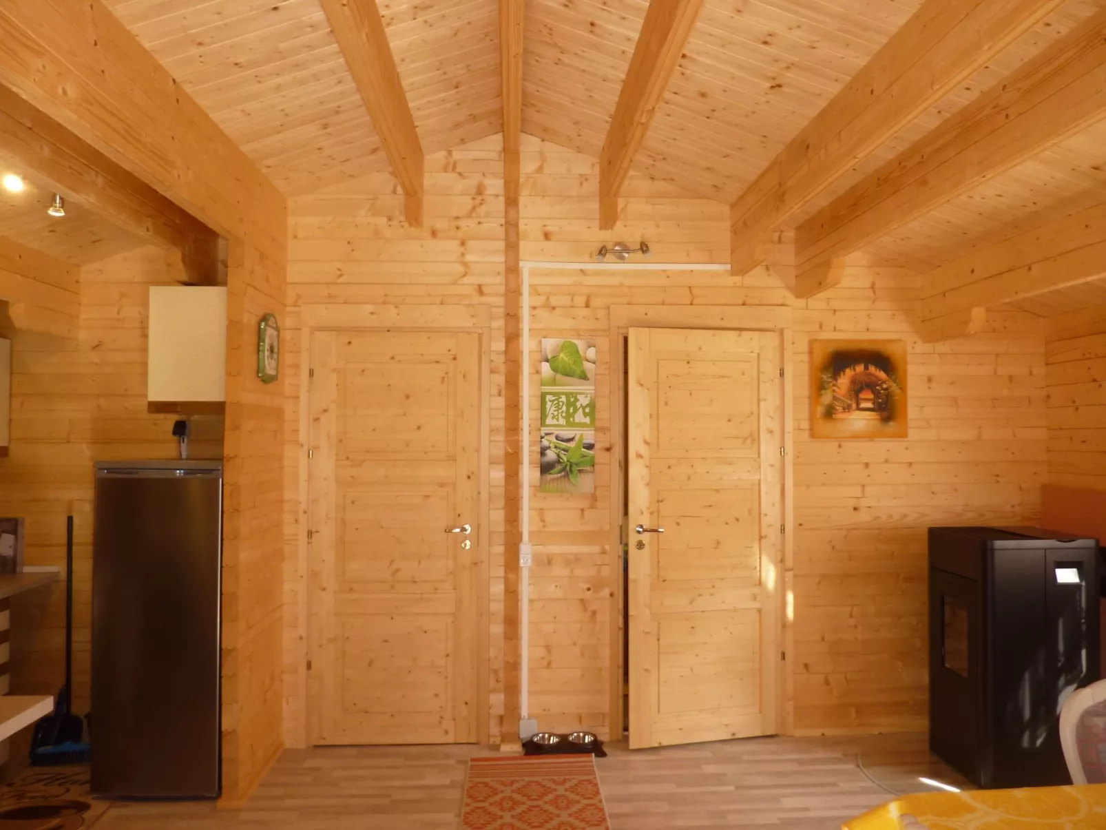 Holz-Blockhaus für vier Personen mit Terrasse-Image-tags.info