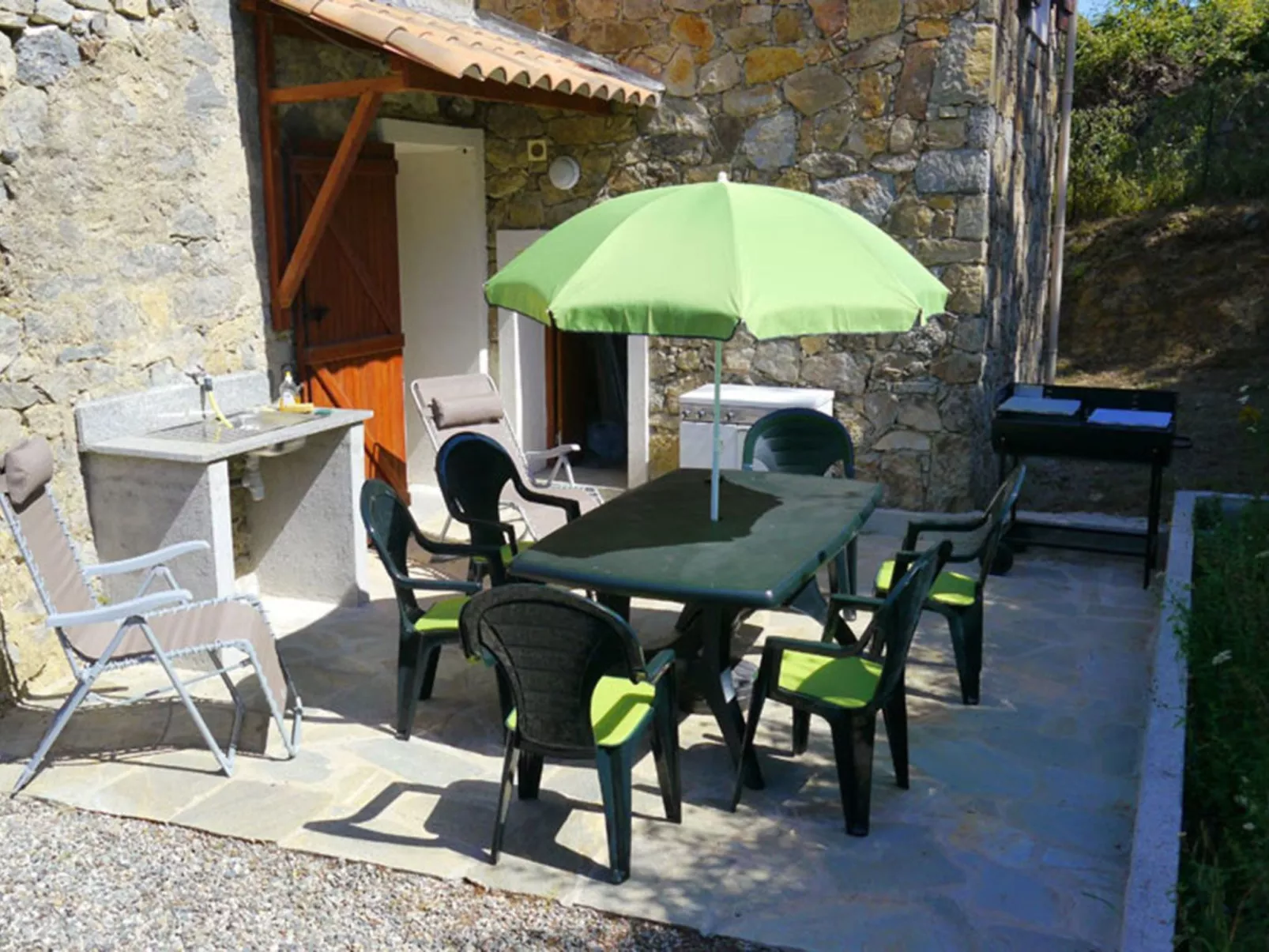 Haus mit Garten, Grill und Terrasse-Image-tags.info