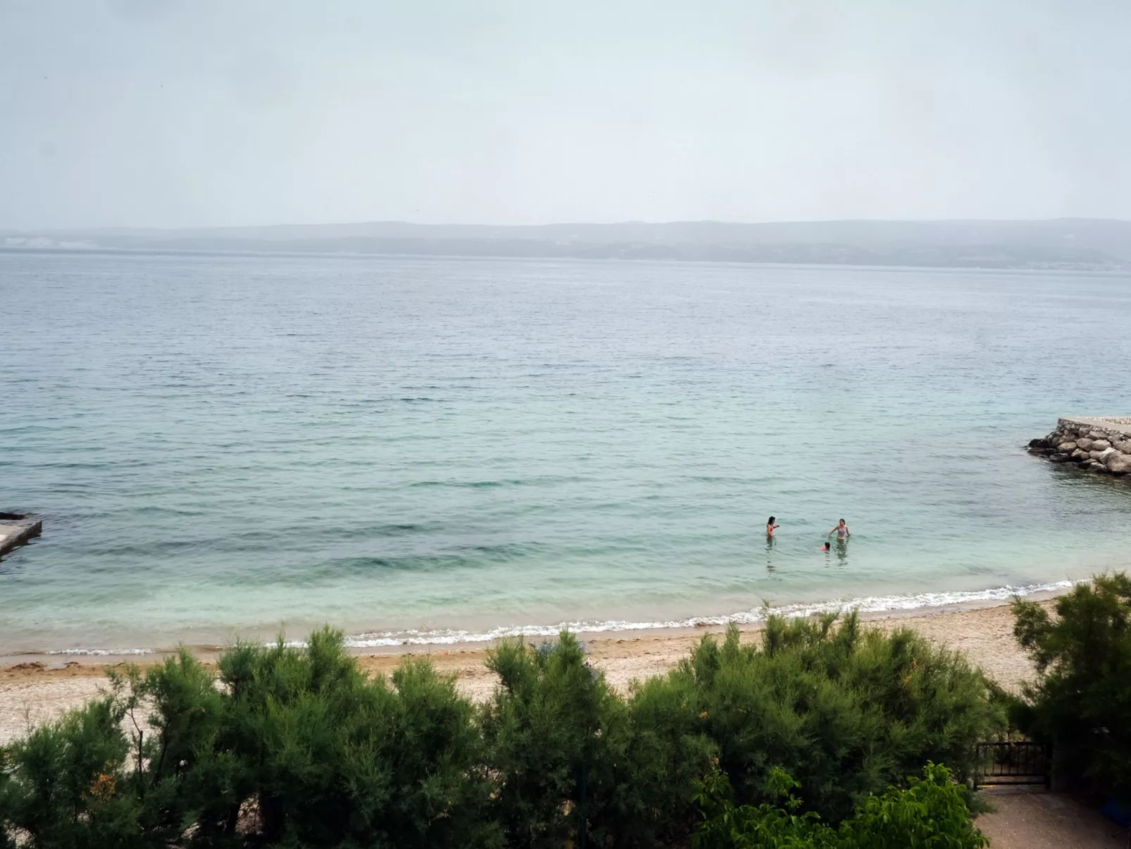 Große Ferienwohnung in Duće mit Privatem Balkon und Meerblick-Buiten