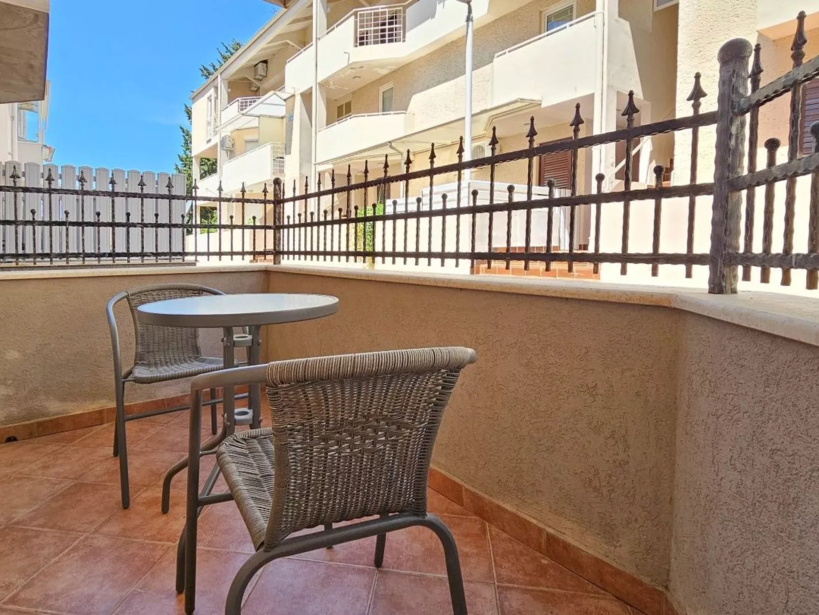 Wohnung "Domili" mit eigener Terrasse-Buiten