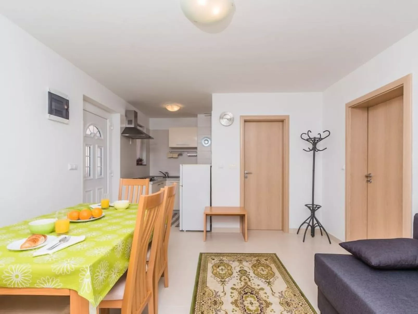 Große Wohnung in Klimno mit Möbliertem Balkon-Image-tags.info