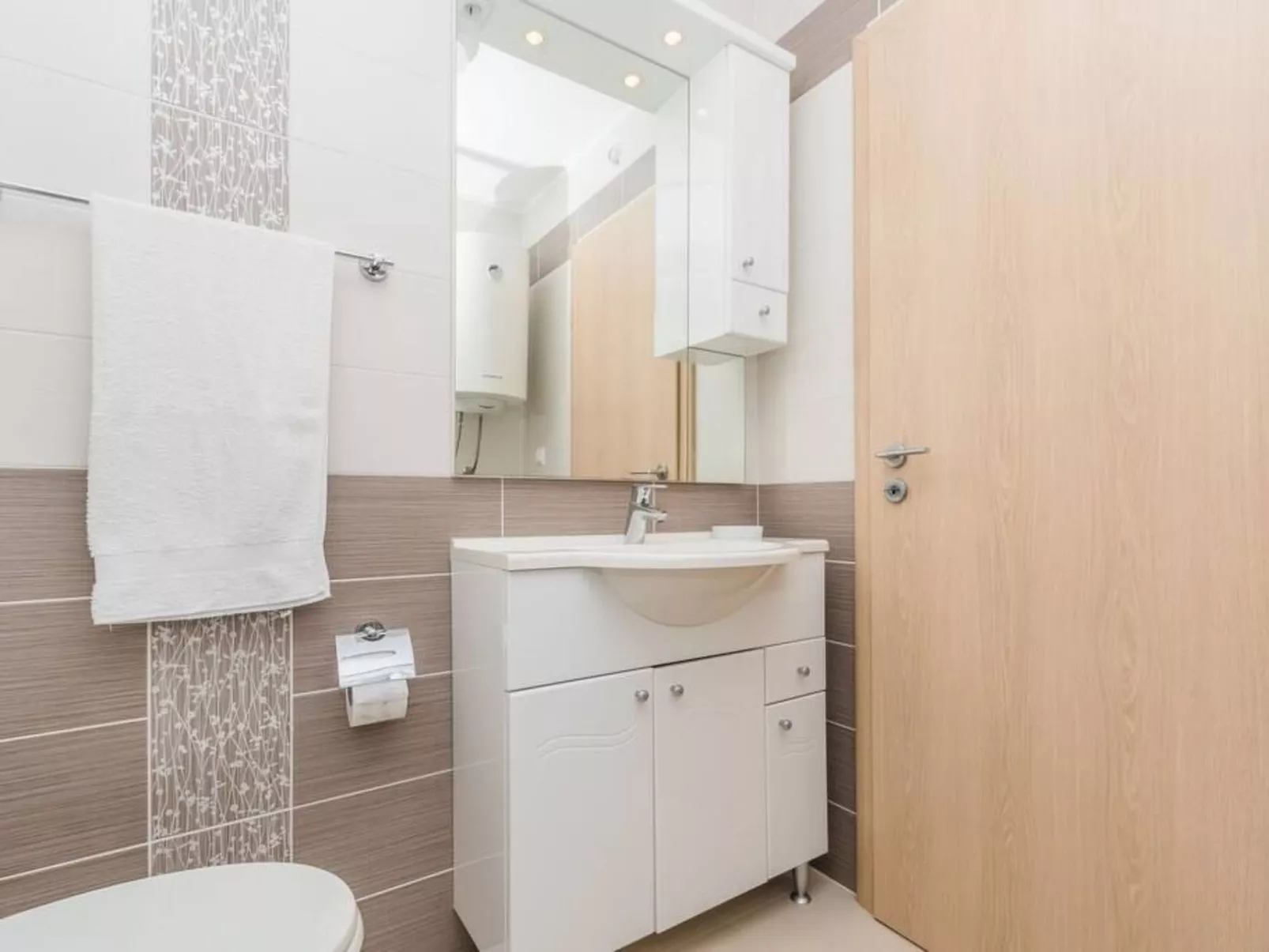 Große Wohnung in Klimno mit Möbliertem Balkon-Binnen