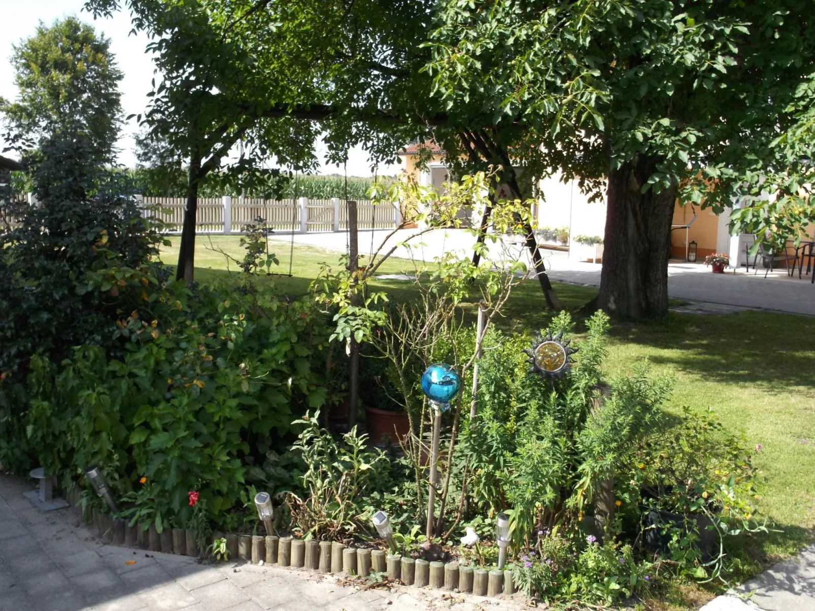 Appartementhaus mit Balkon und Gemeinschaftsgart - Buiten