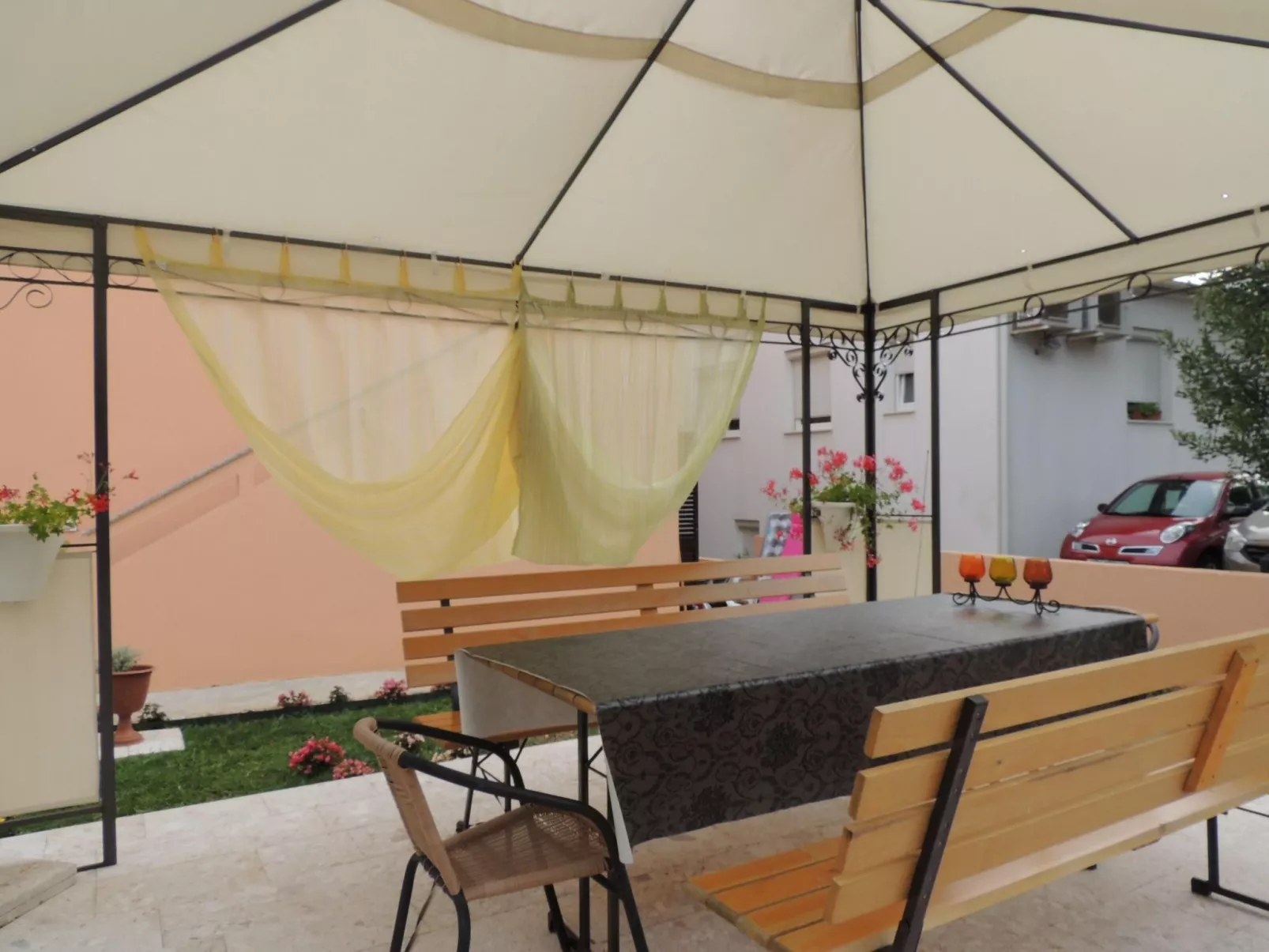 Apartment mit Balkon-Buiten