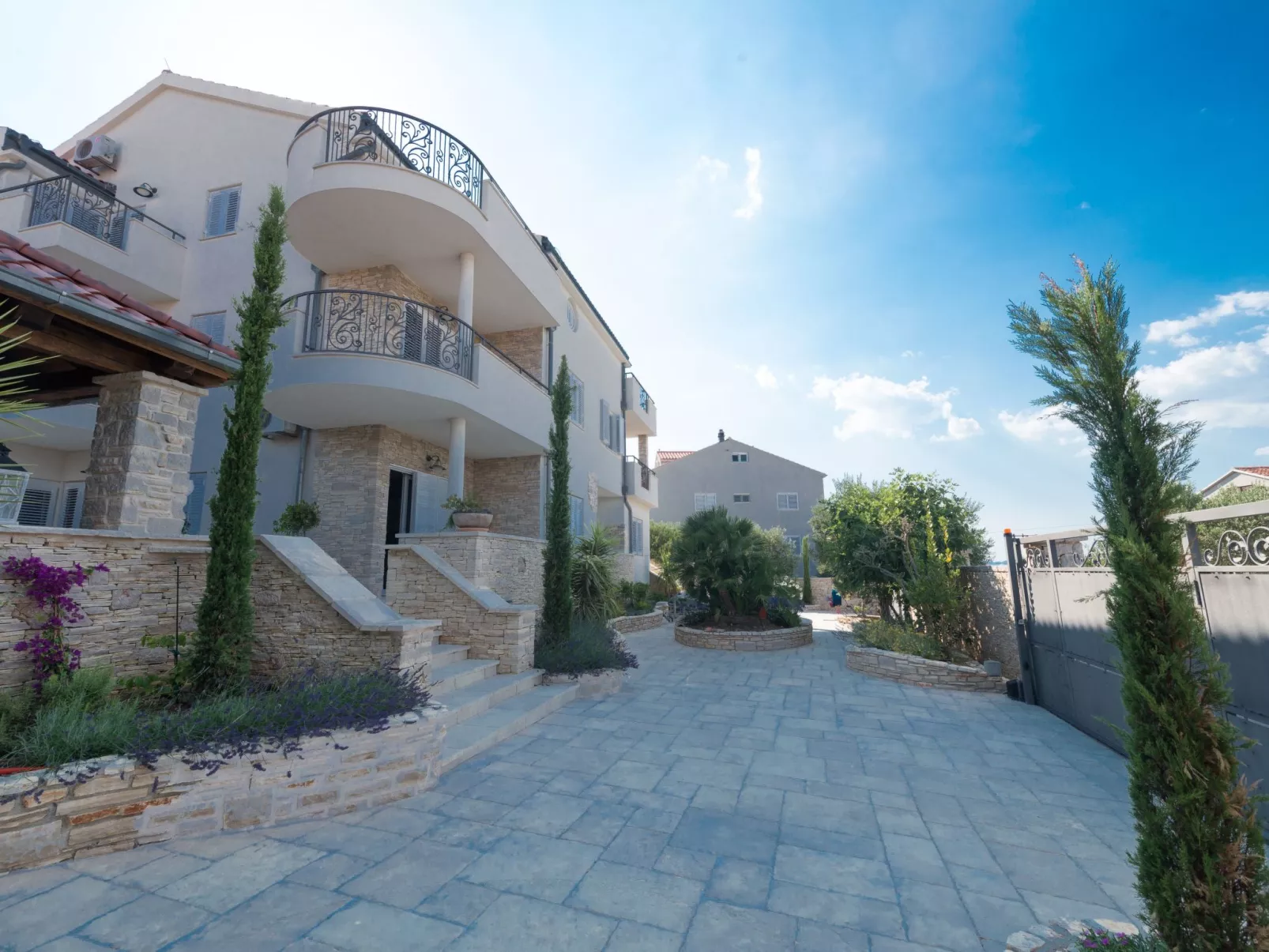 Wohnung für 4 Personen mit Whirlpool und Schwimmbad-Buiten