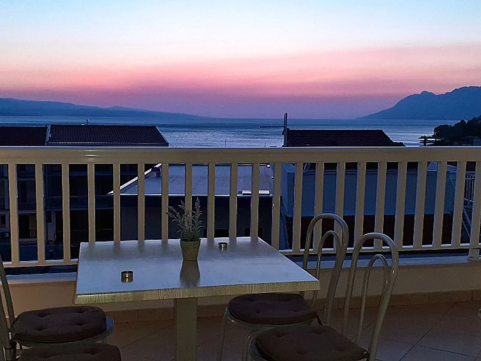 Mit Terrasse und herrlichem Ausblick-Buiten