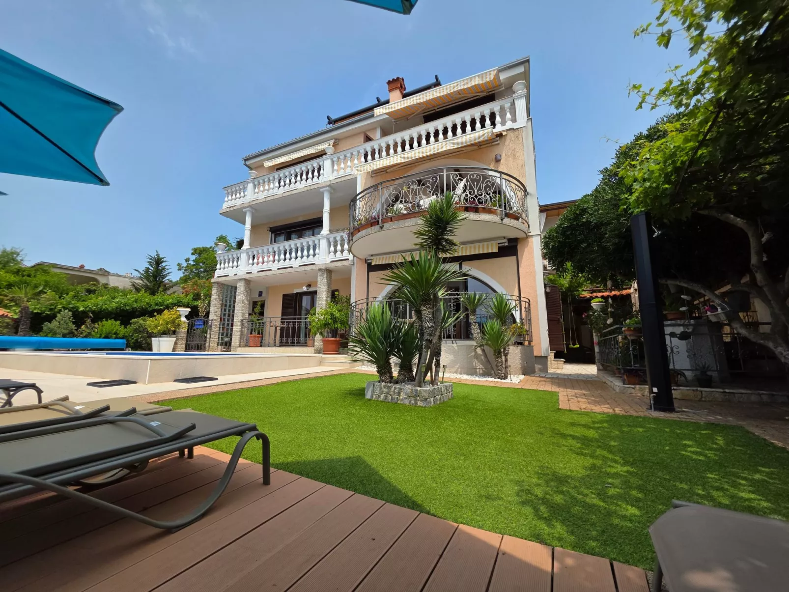 Appartement mit Balkon - gemeinsamer Pool und Terrasse-Buiten