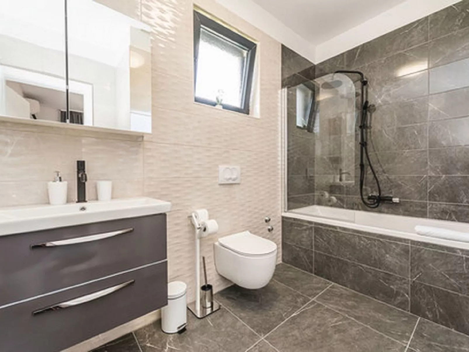 Villa Angelo mit Sauna, Fitnessraum und Pool-Binnen