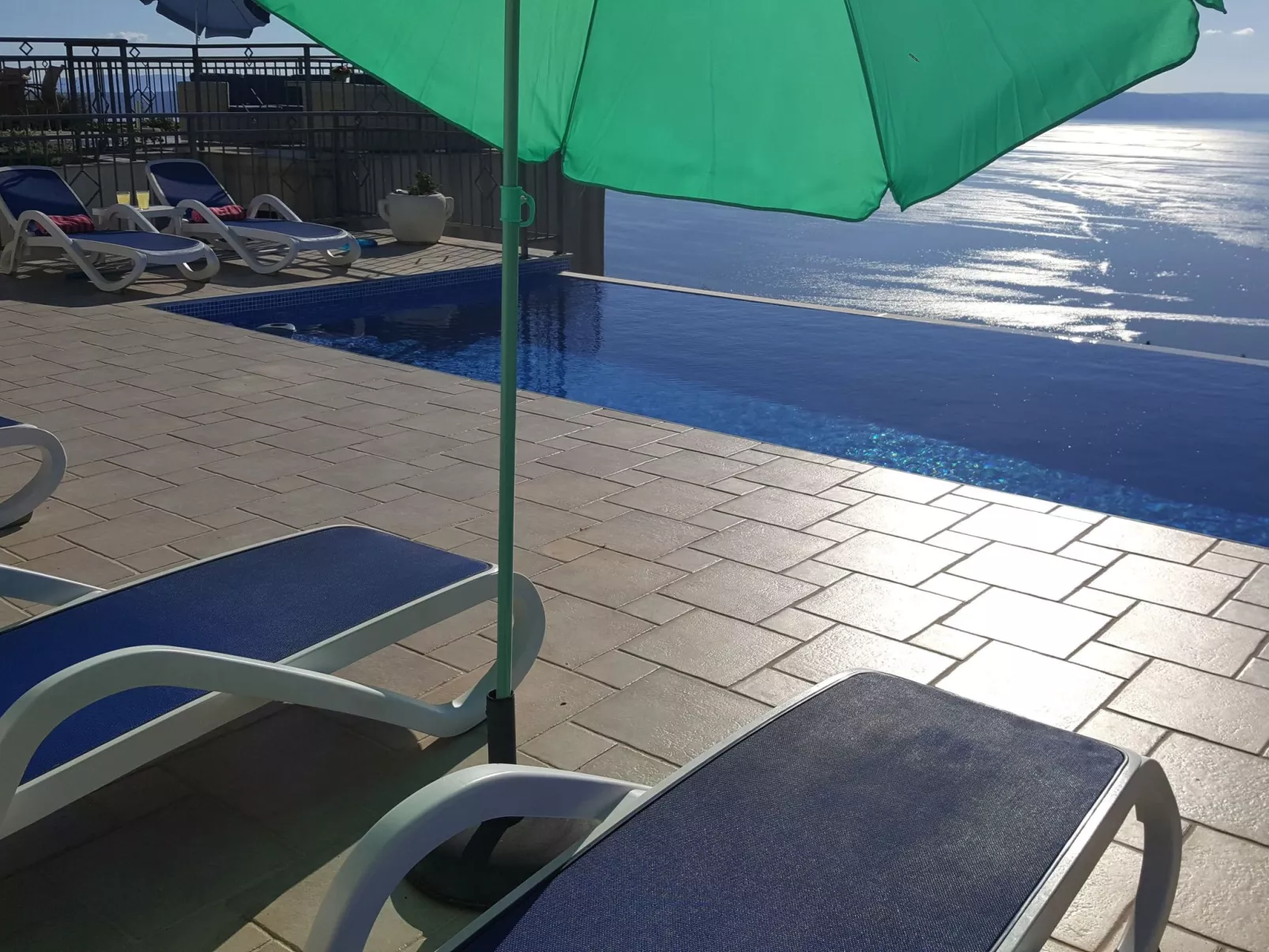 Villa "Lilly" mit Infinity-Pool-Buiten