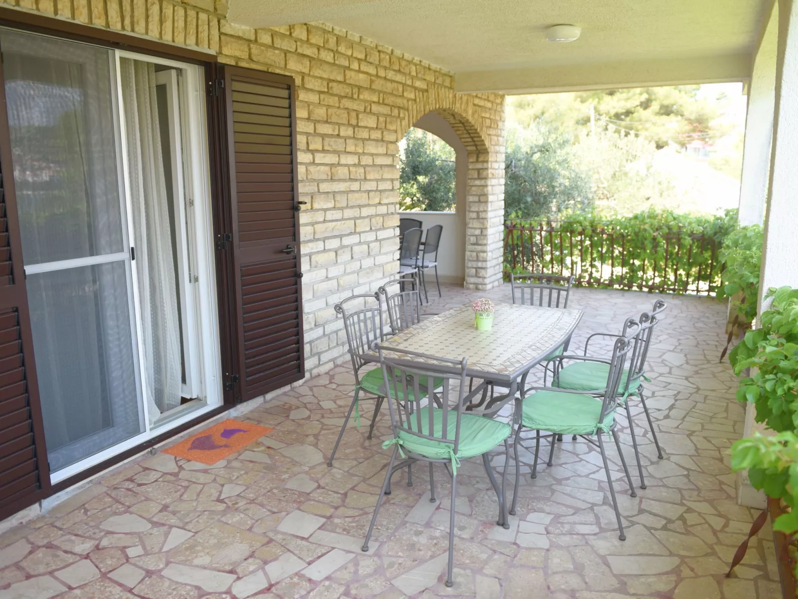 "Mladen" mit Blick auf das Wasser-Buiten