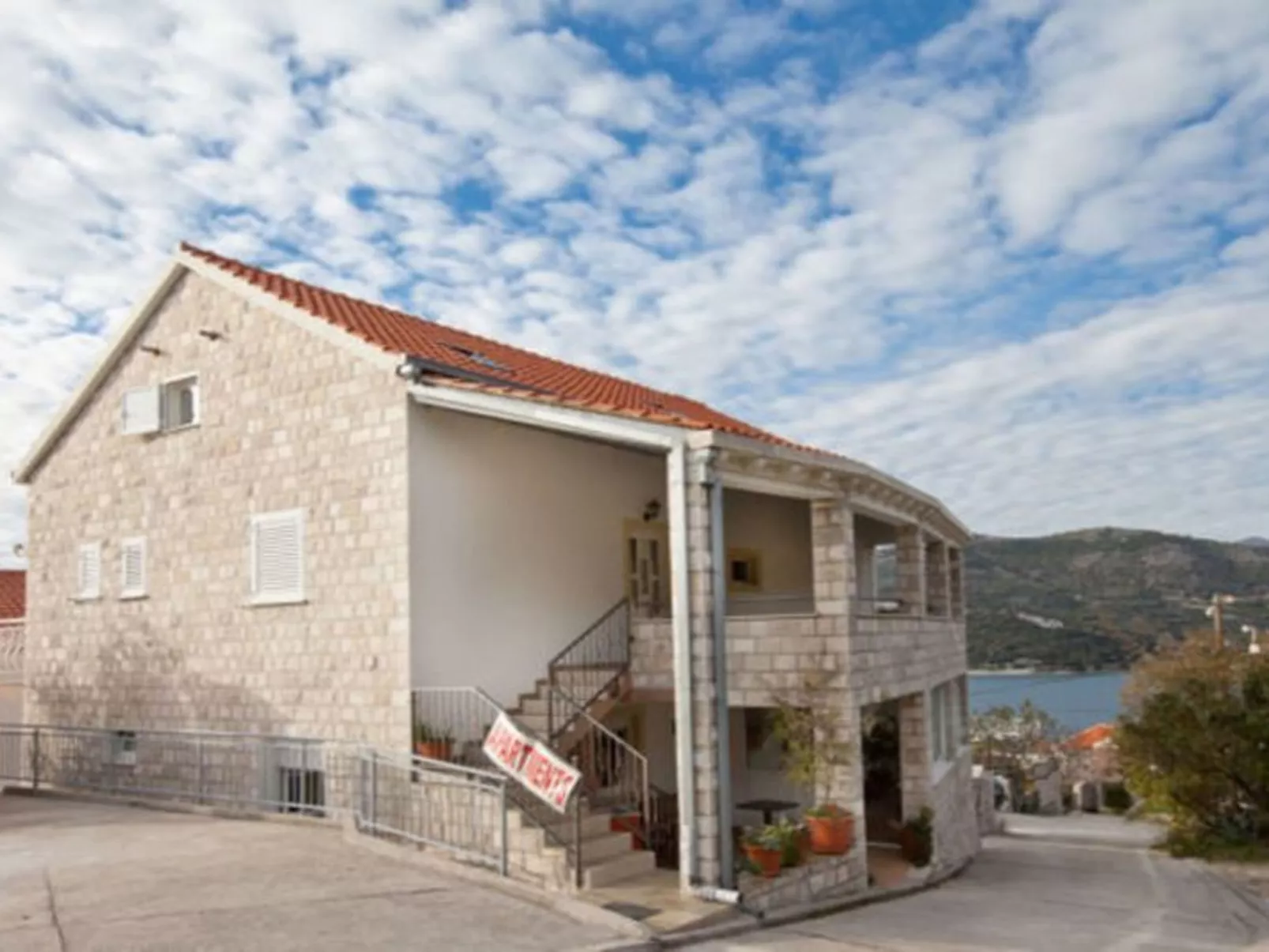 Mélanie B im ersten Stock einer Villa am Strand - Buiten