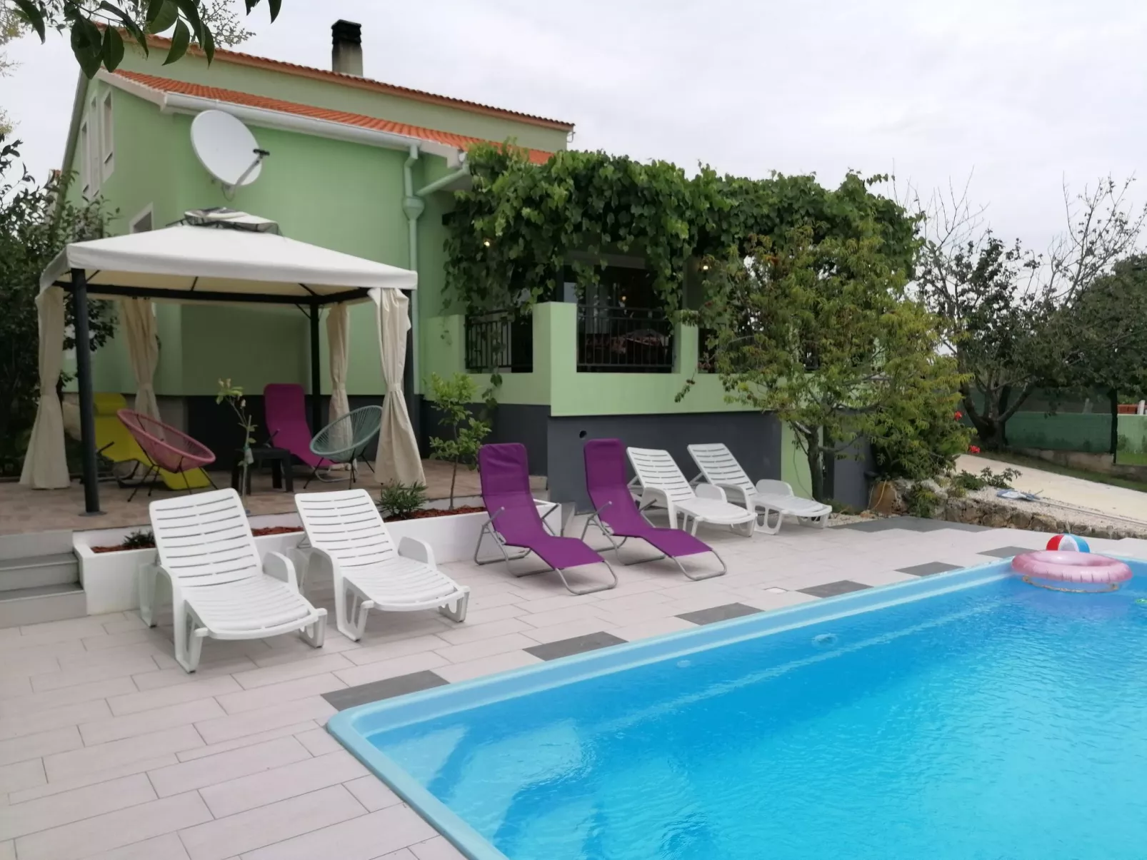 Erdgeschoss mit Schwimmbad-Buiten