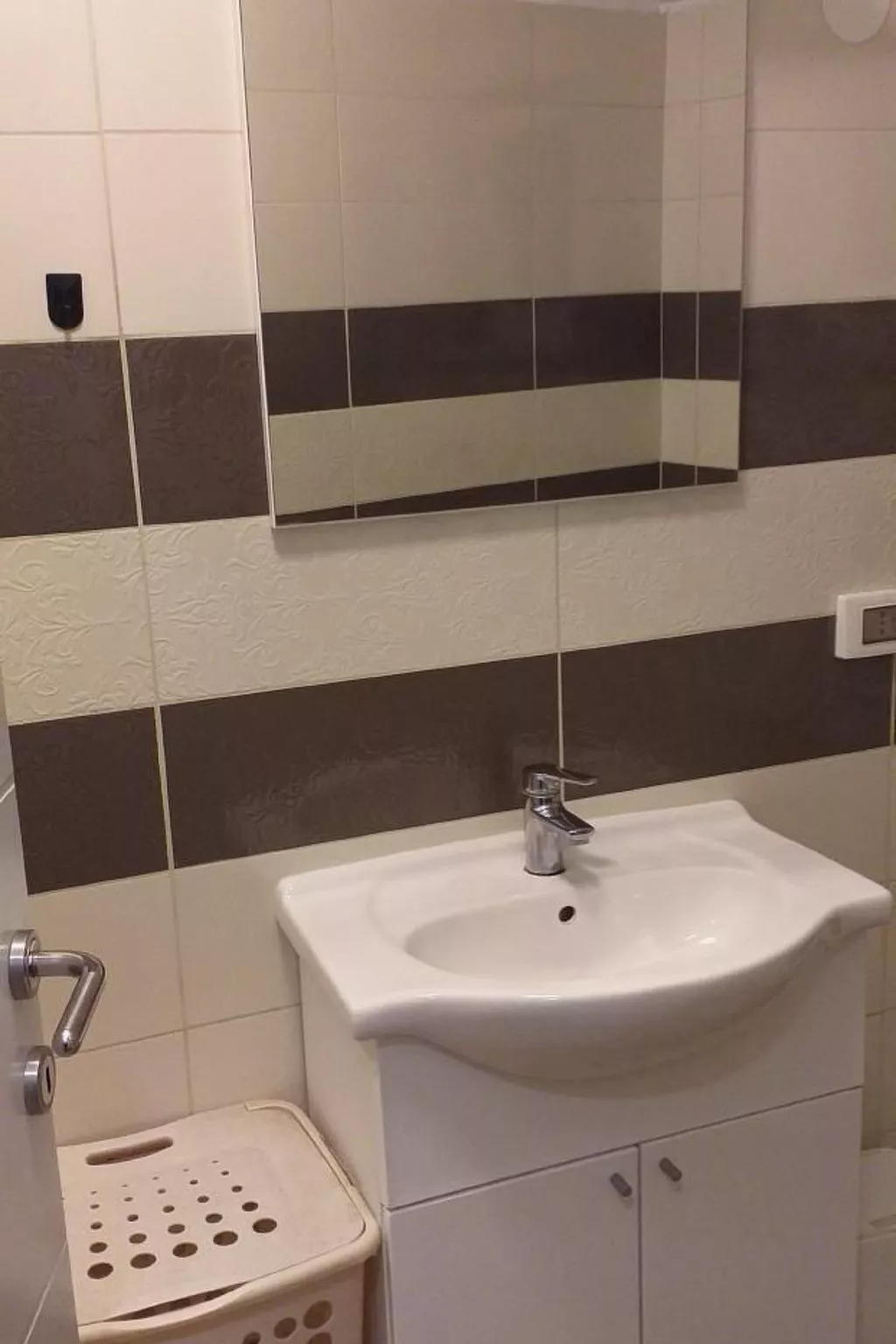 "Neue Wohnung" mit Privatparkplatz-Binnen