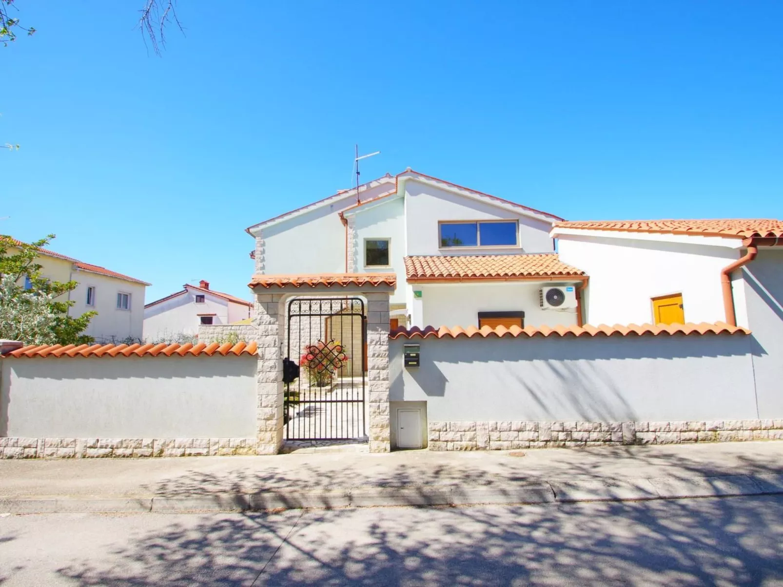 Geräumige Wohnung mit schöner Terrasse und Garten-Buiten