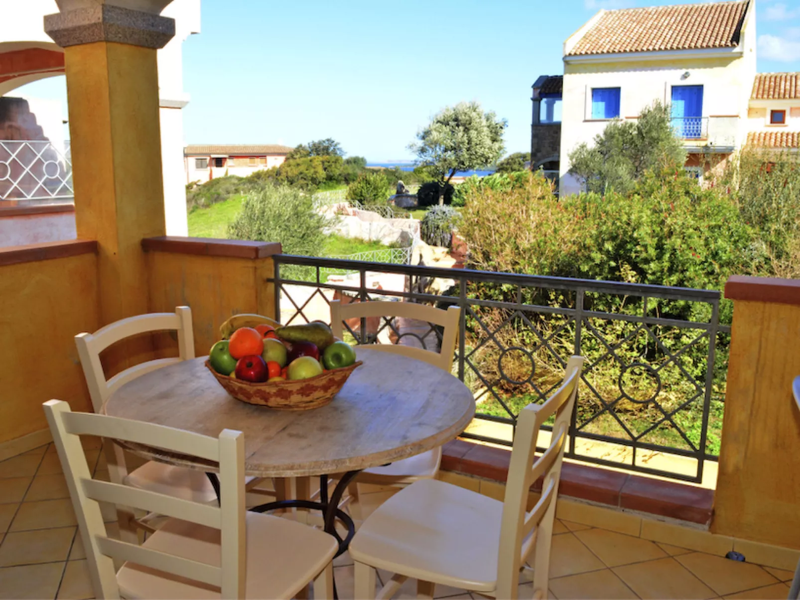 Schöne Wohnung mit Blick auf den Pool-Buiten