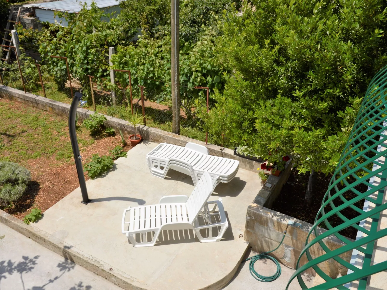 Schöne Wohnung in Poljica mit privatem Parkplatz-Buiten