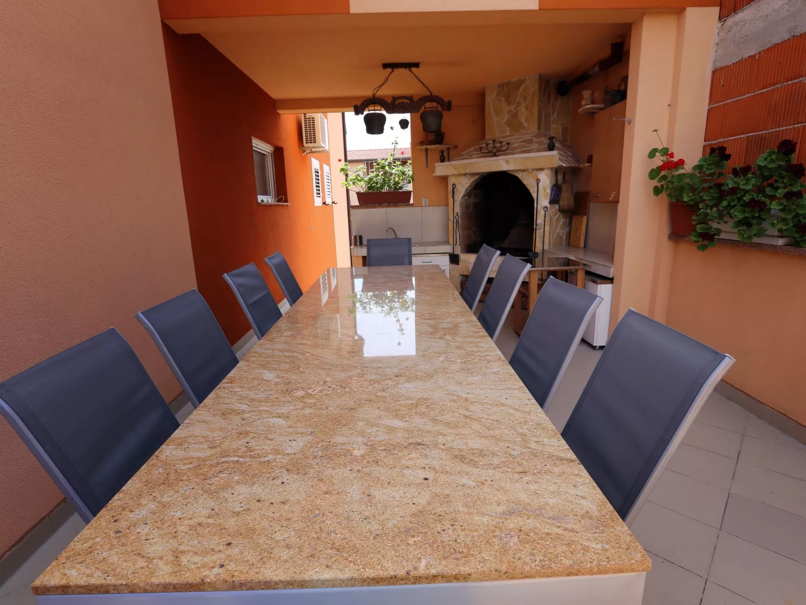 Mit Terrasse und Grill-Buiten