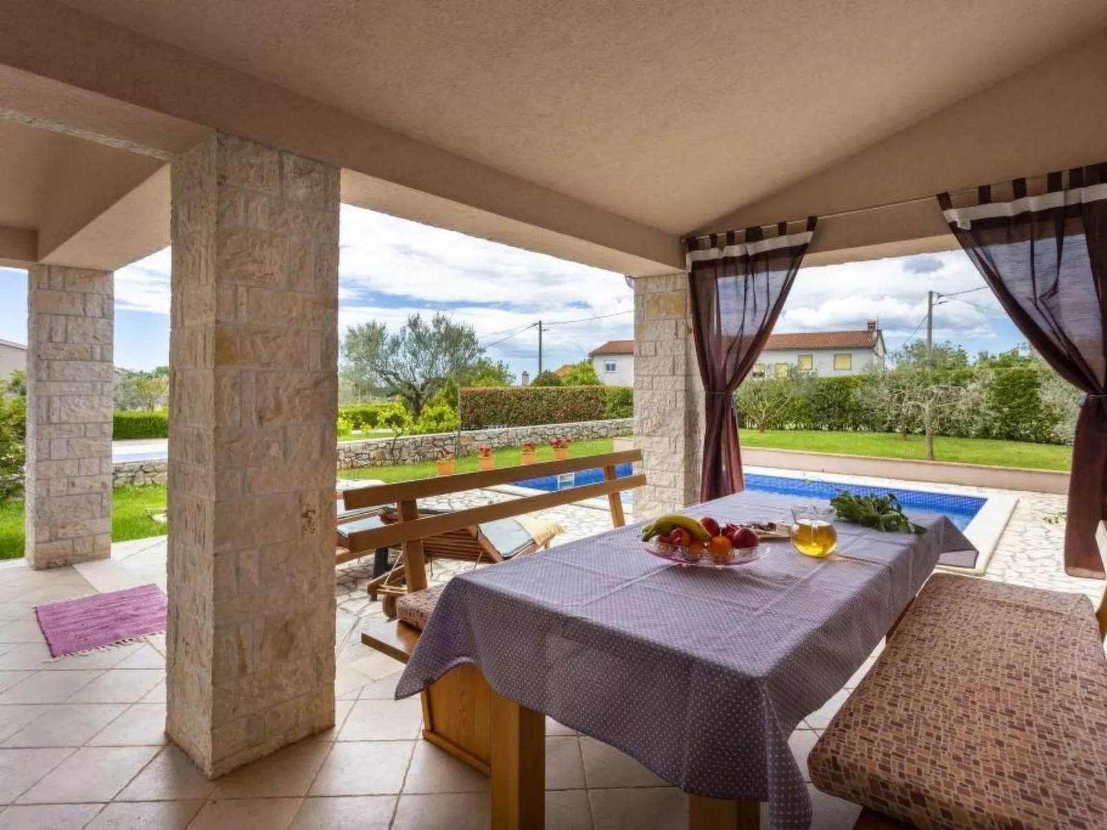 "Villa Mirela" mit Terrasse-Buiten