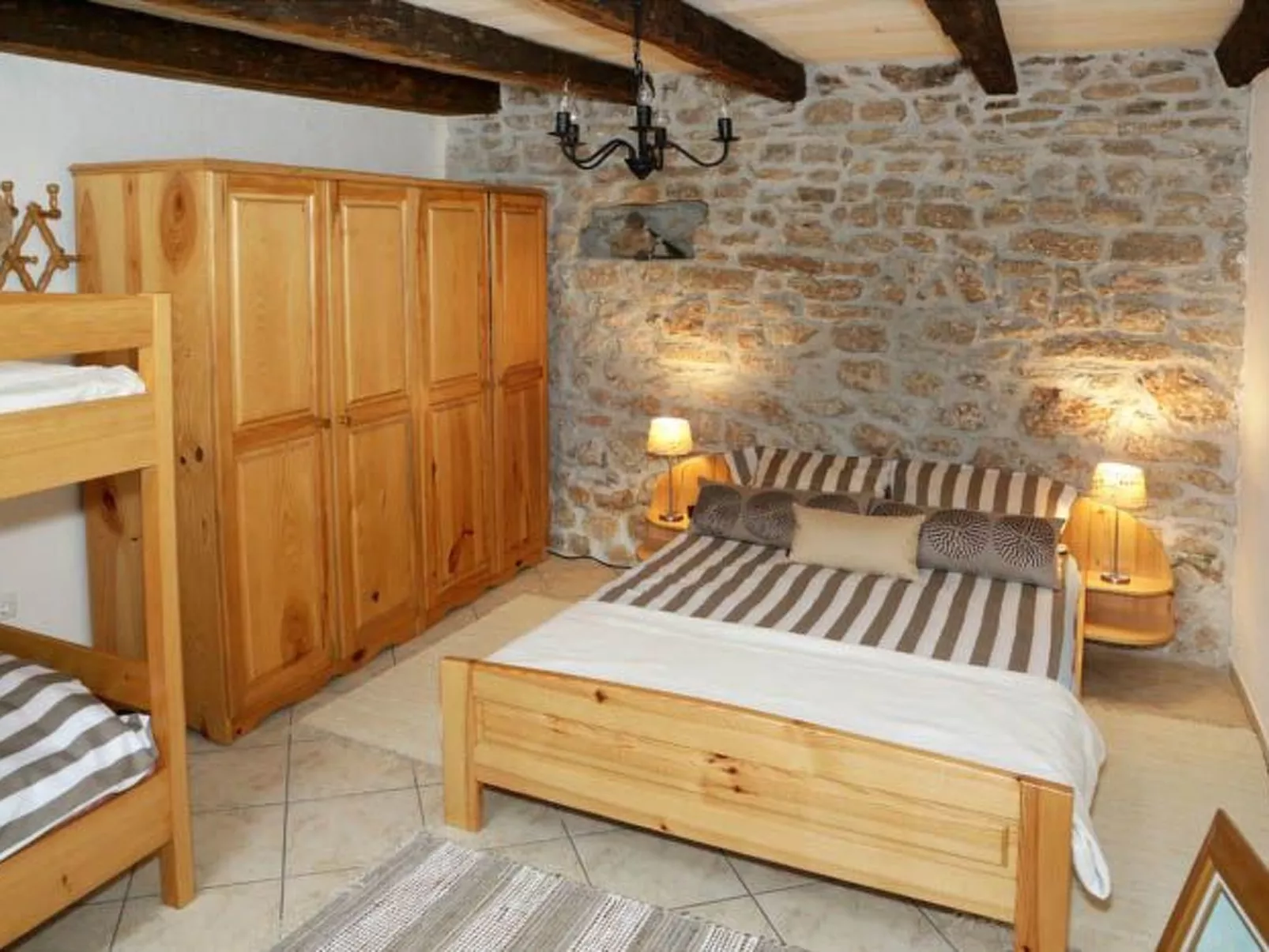 Typisch istrisches Steinhaus mit Grill und Garten-Binnen