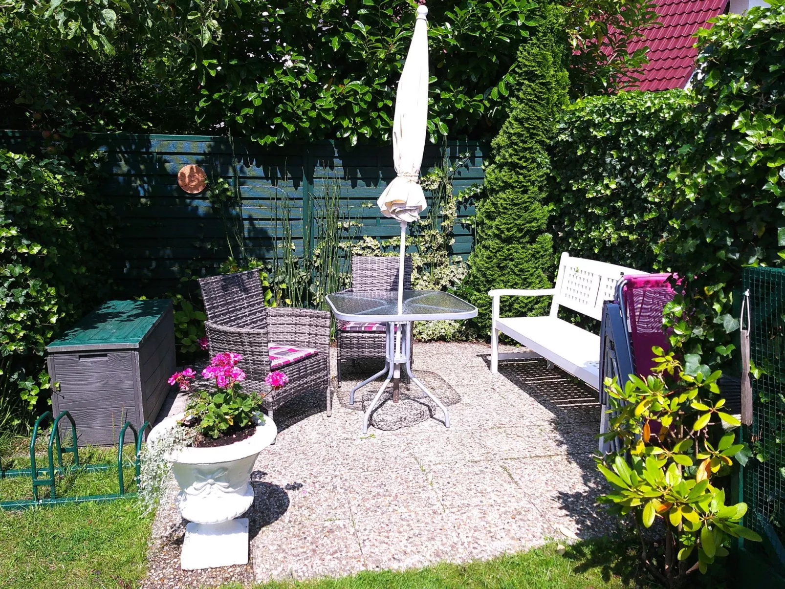 Kleine Ferienwohnung mit Garten und Terrasse-Buiten