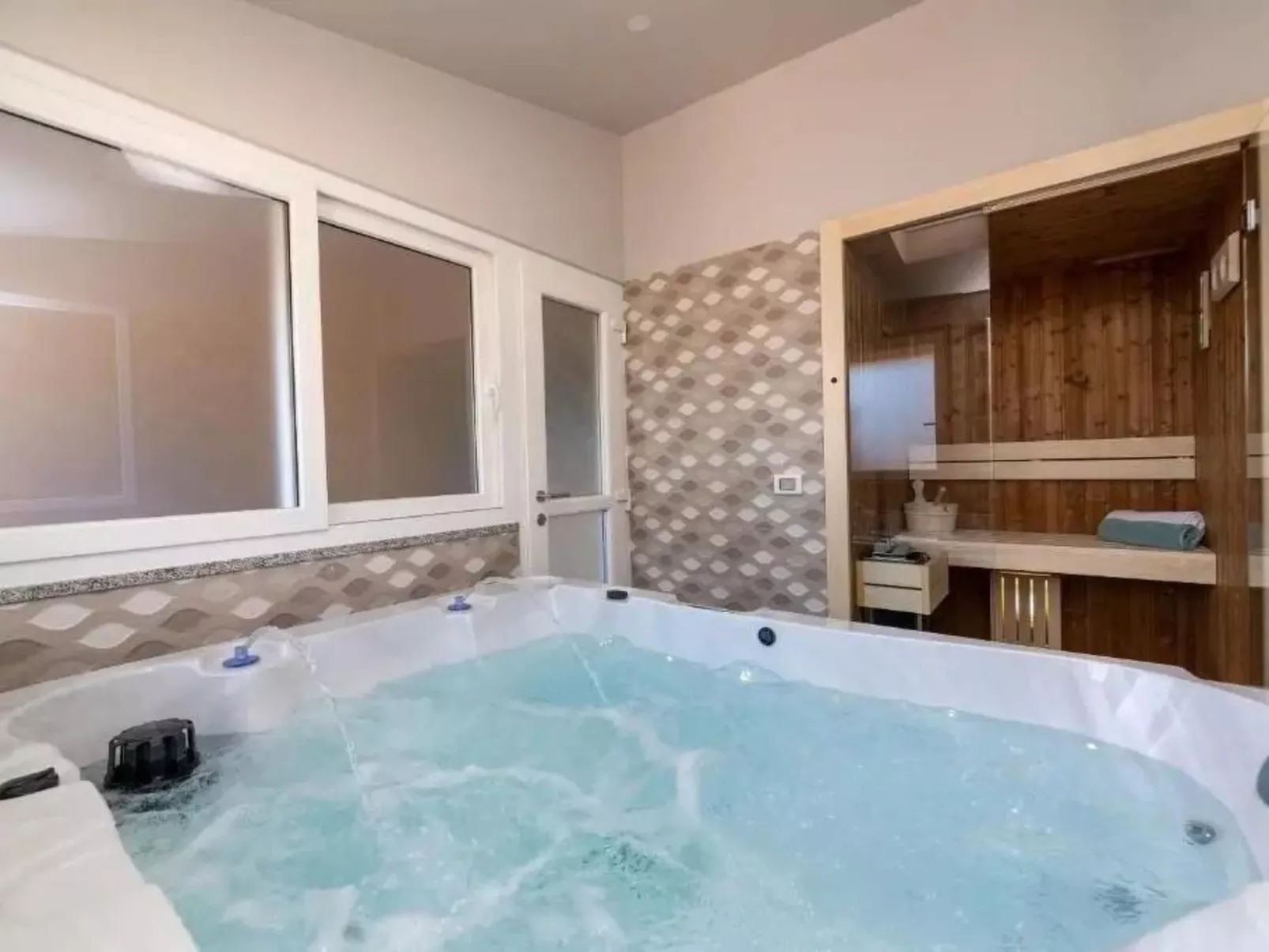 Mit Whirlpool und Sauna, in Kastelir-Image-tags.info