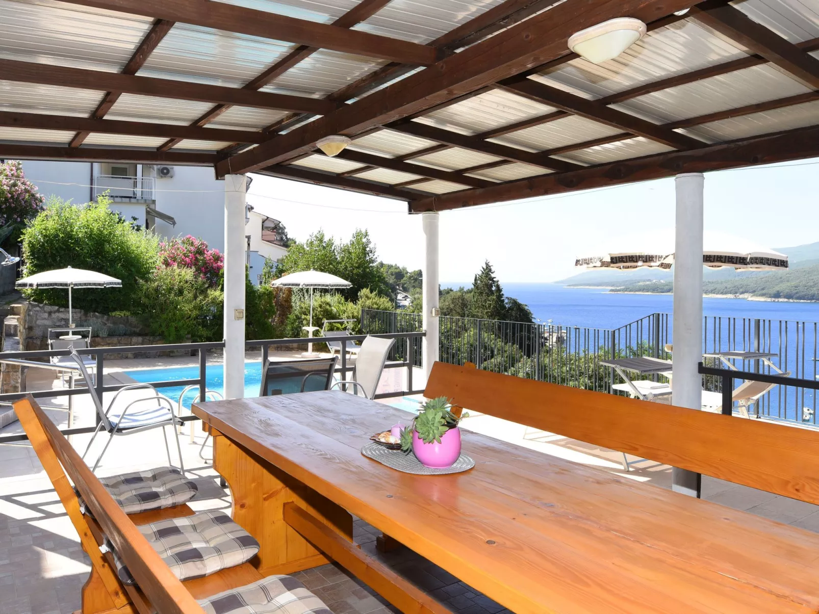 'Villa Ivisa' mit eigenem Pool-Buiten