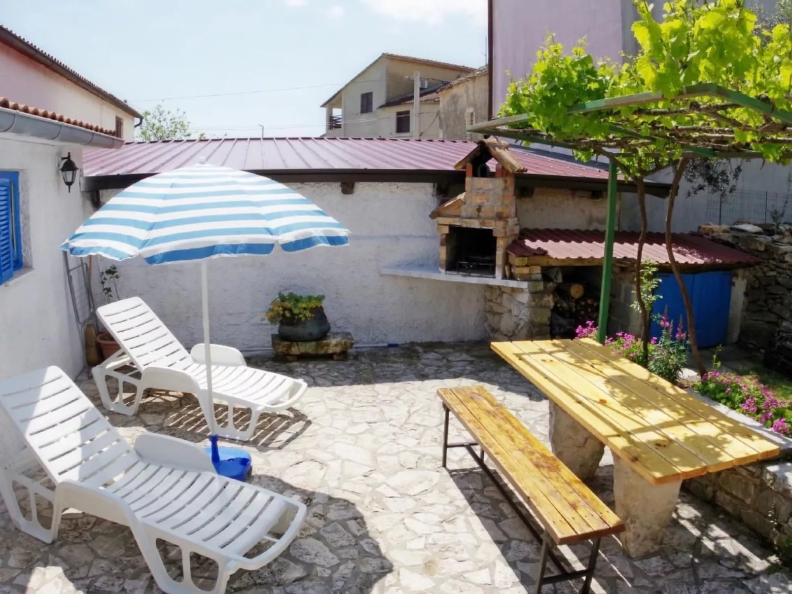 Mit privatem Schwimmbad-Buiten