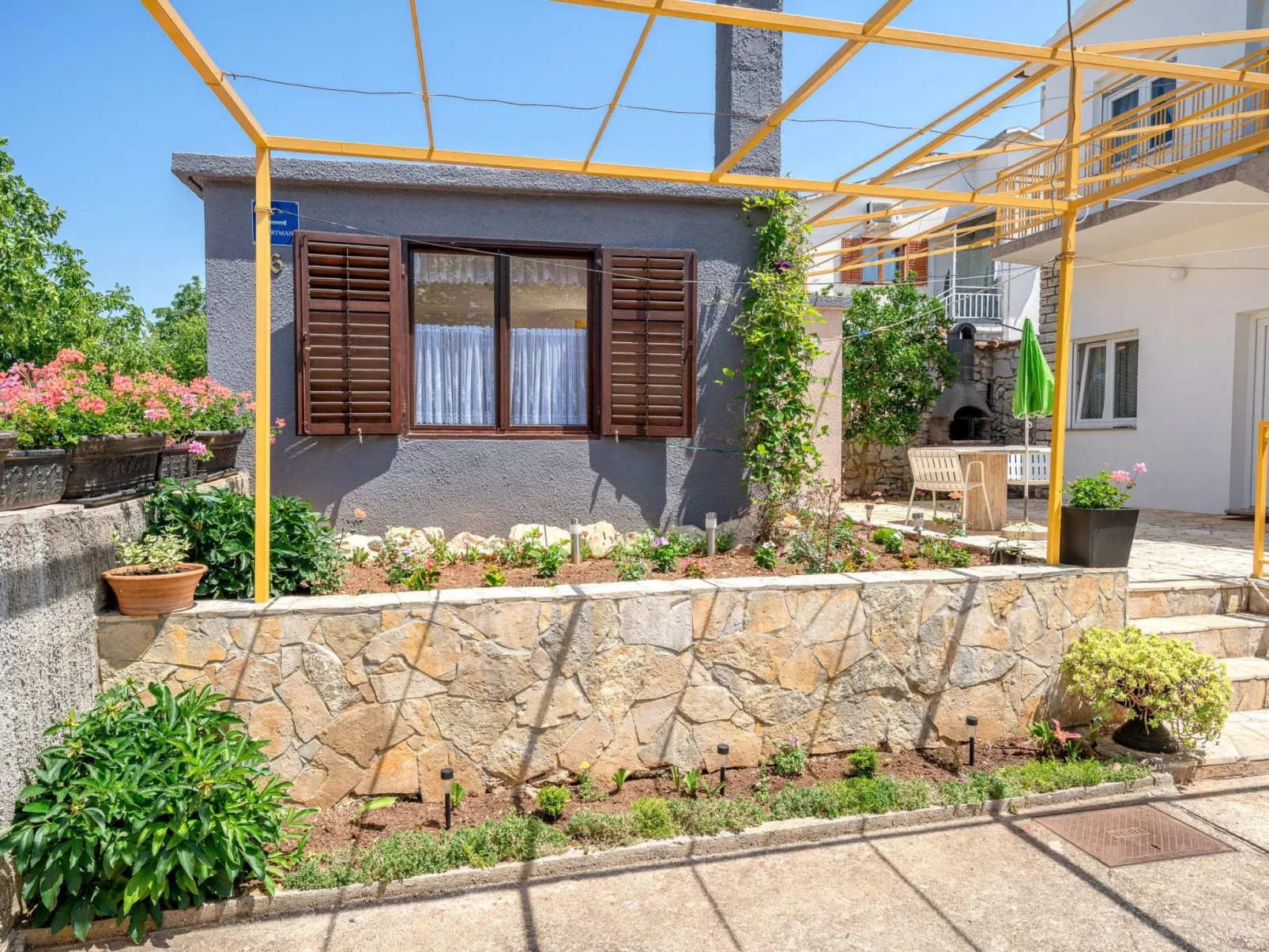 Große Ferienwohnung in Vodice mit Eigenem Balkon-Buiten